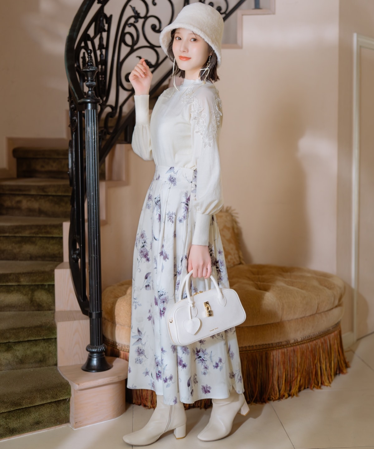 ショルダーエンブロイダリーニット