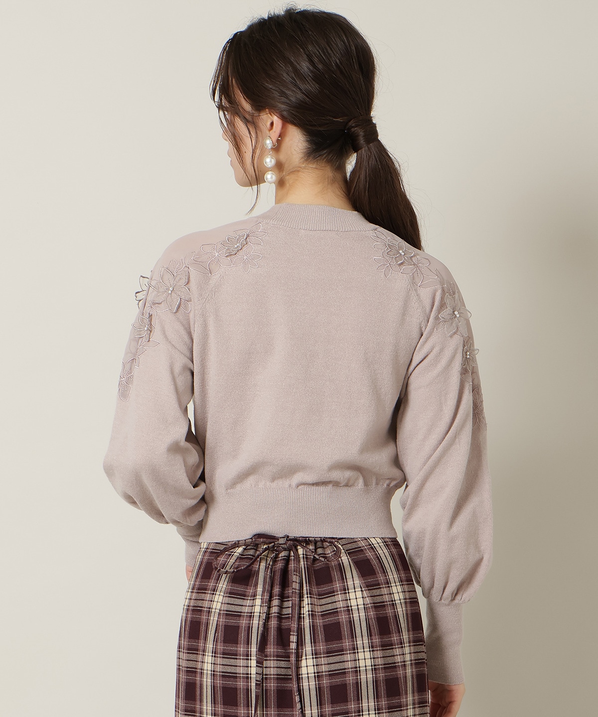 ショルダーエンブロイダリーニット