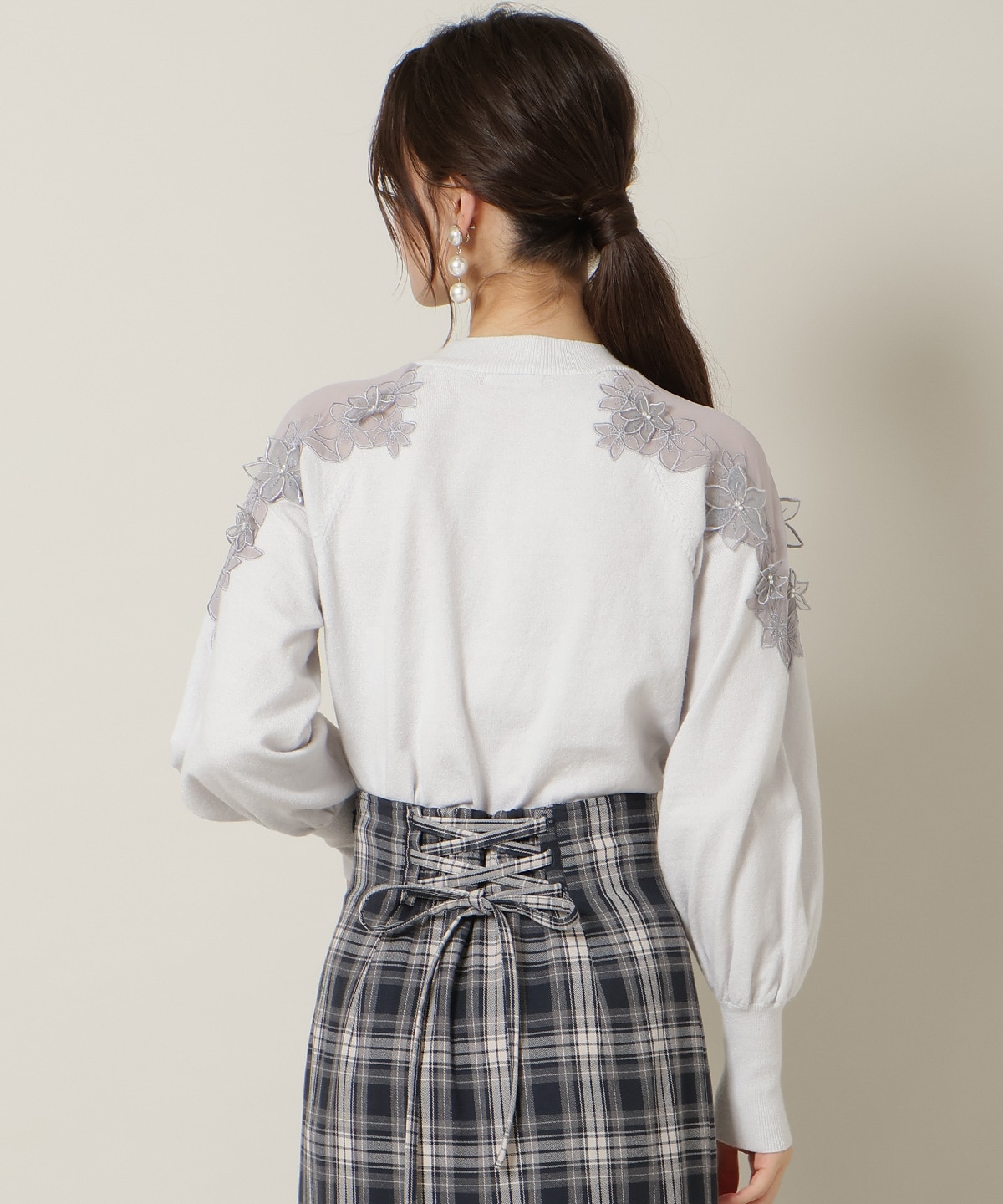 ショルダーエンブロイダリーニット