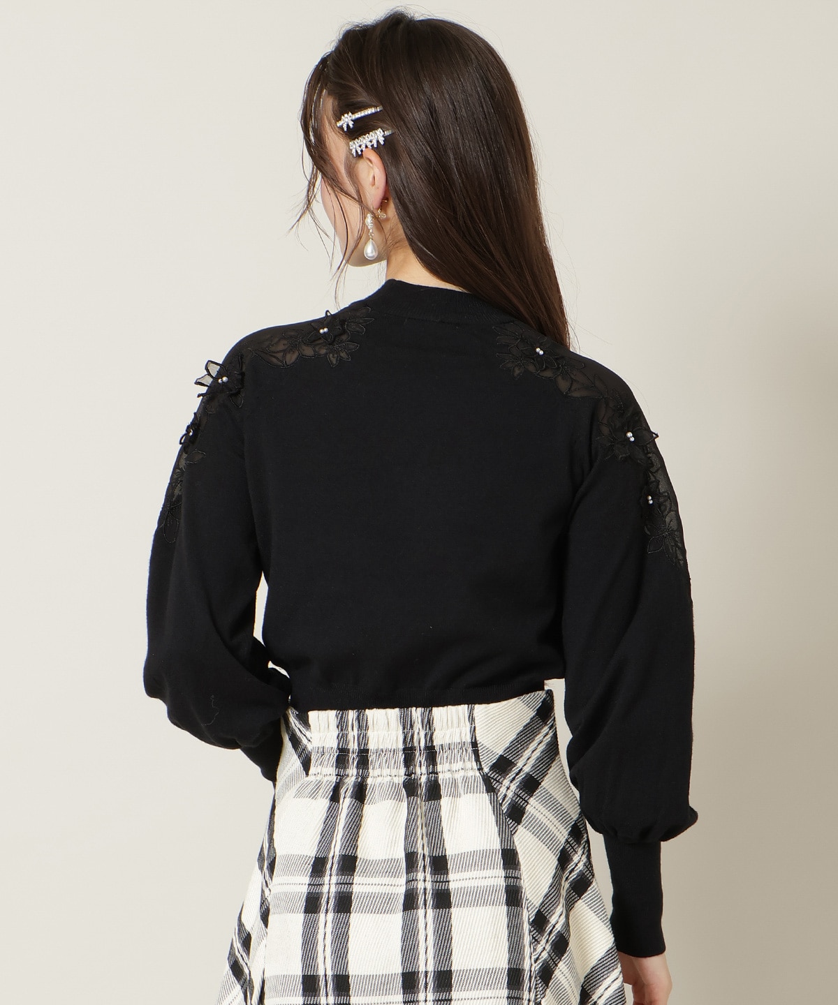 ショルダーエンブロイダリーニット