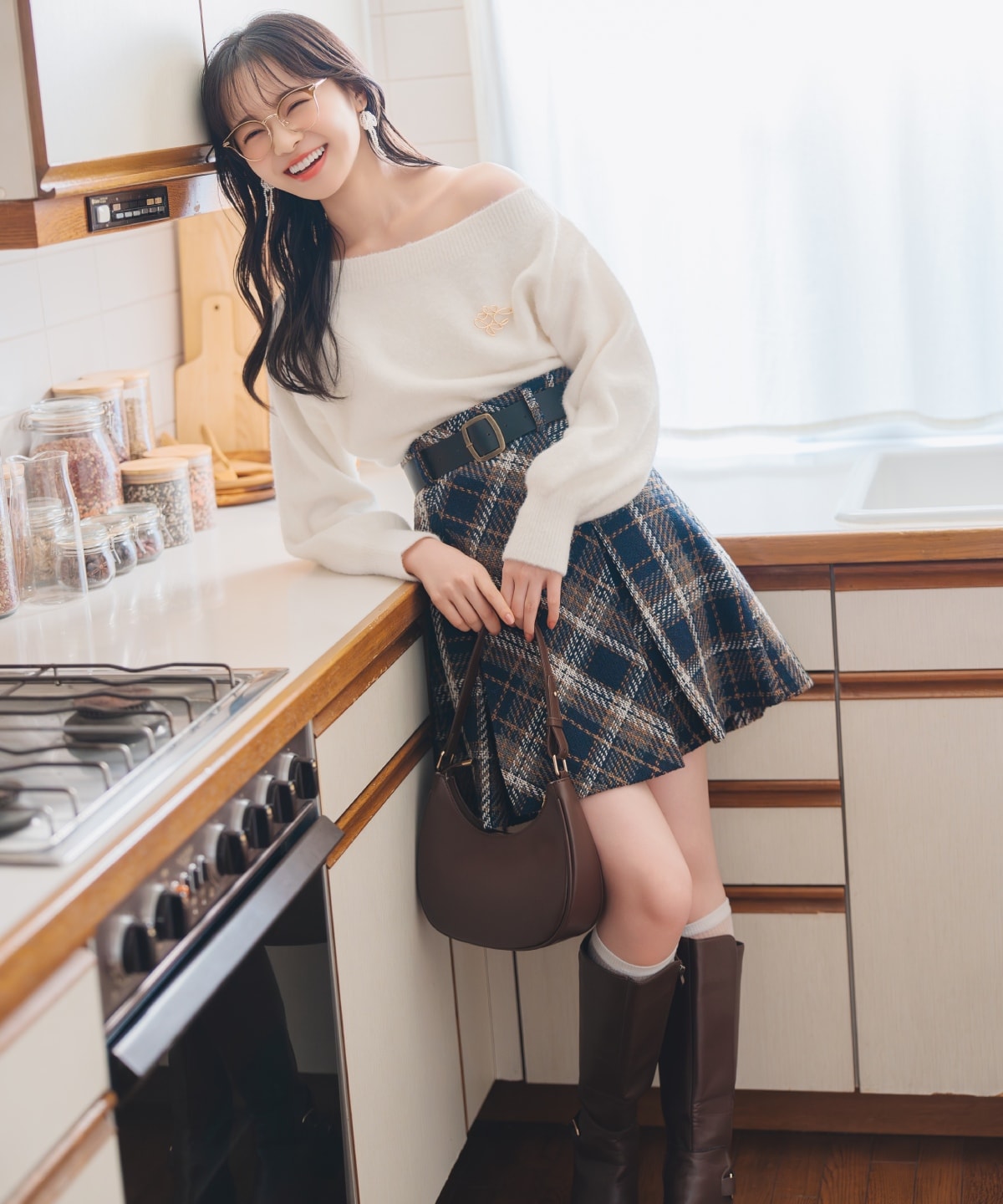 ブローチ付きオフショルニット