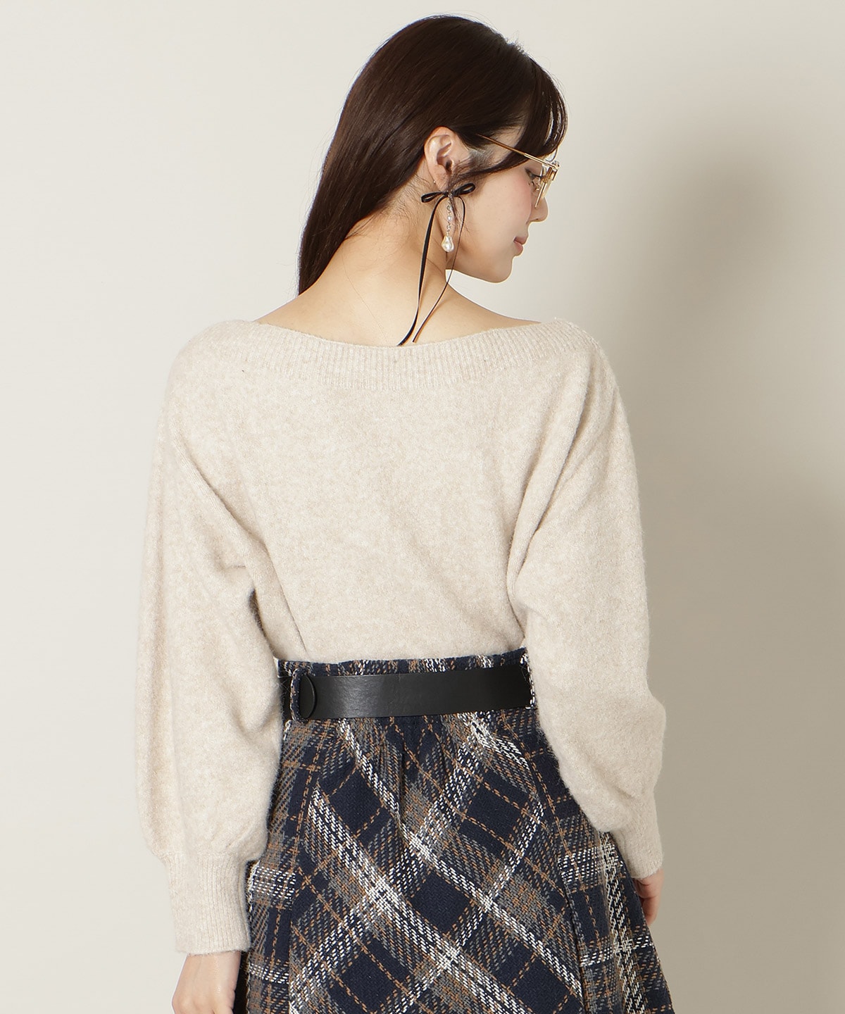 ブローチ付きオフショルニット