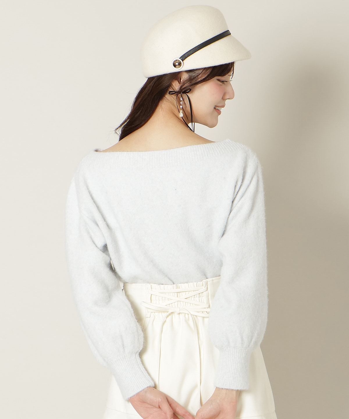 ブローチ付きオフショルニット