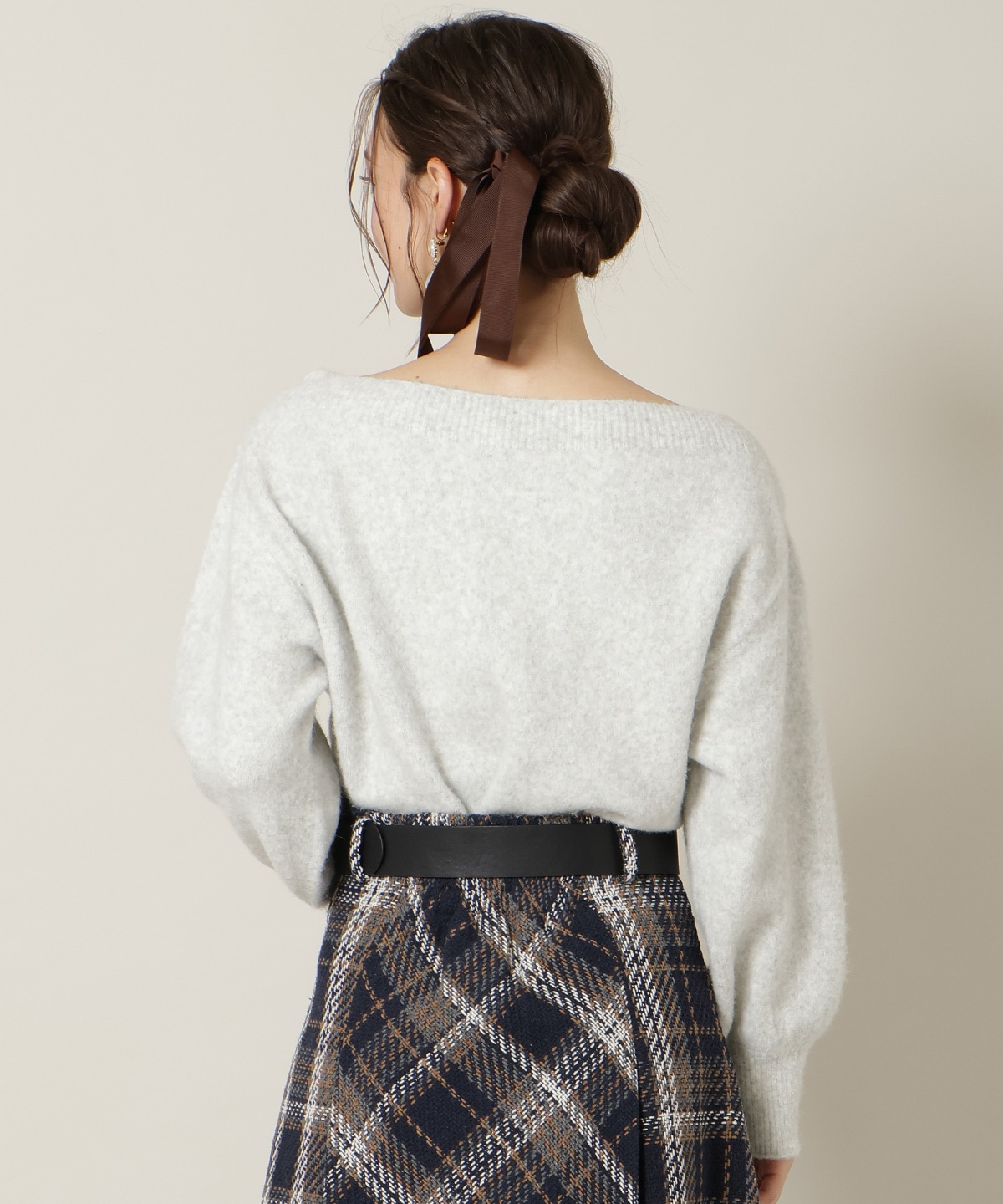 ブローチ付きオフショルニット