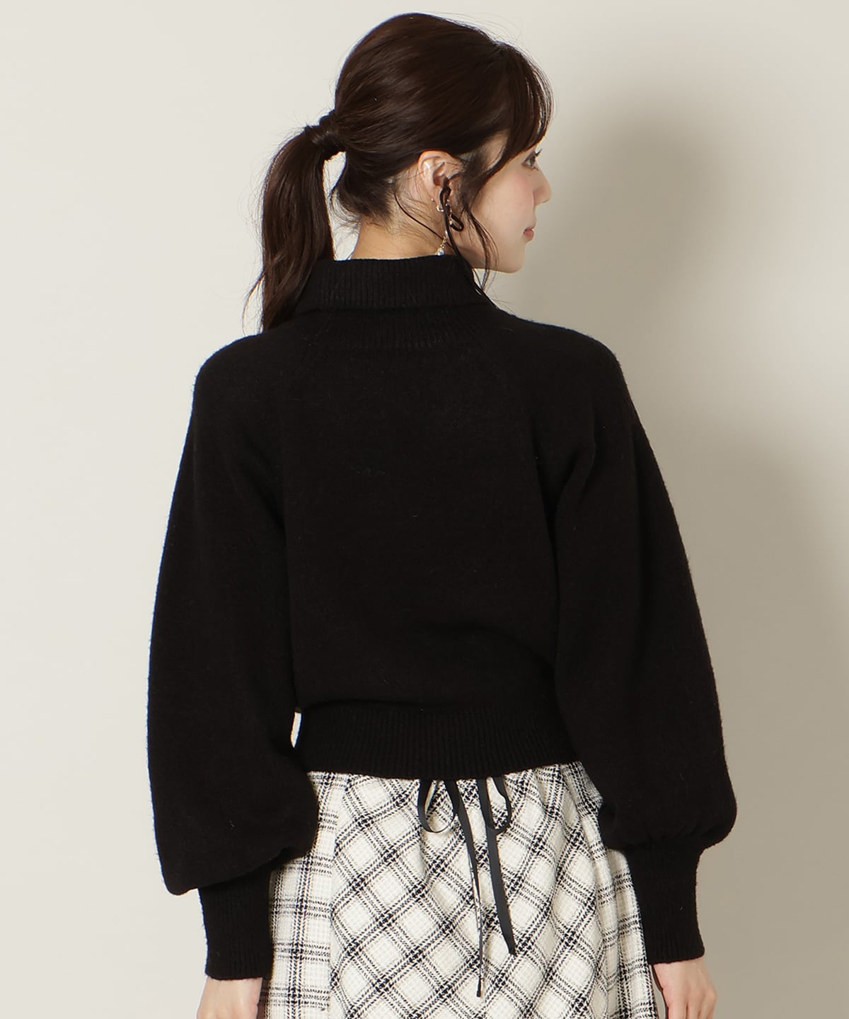 ビジューハイネックニットプルオーバー