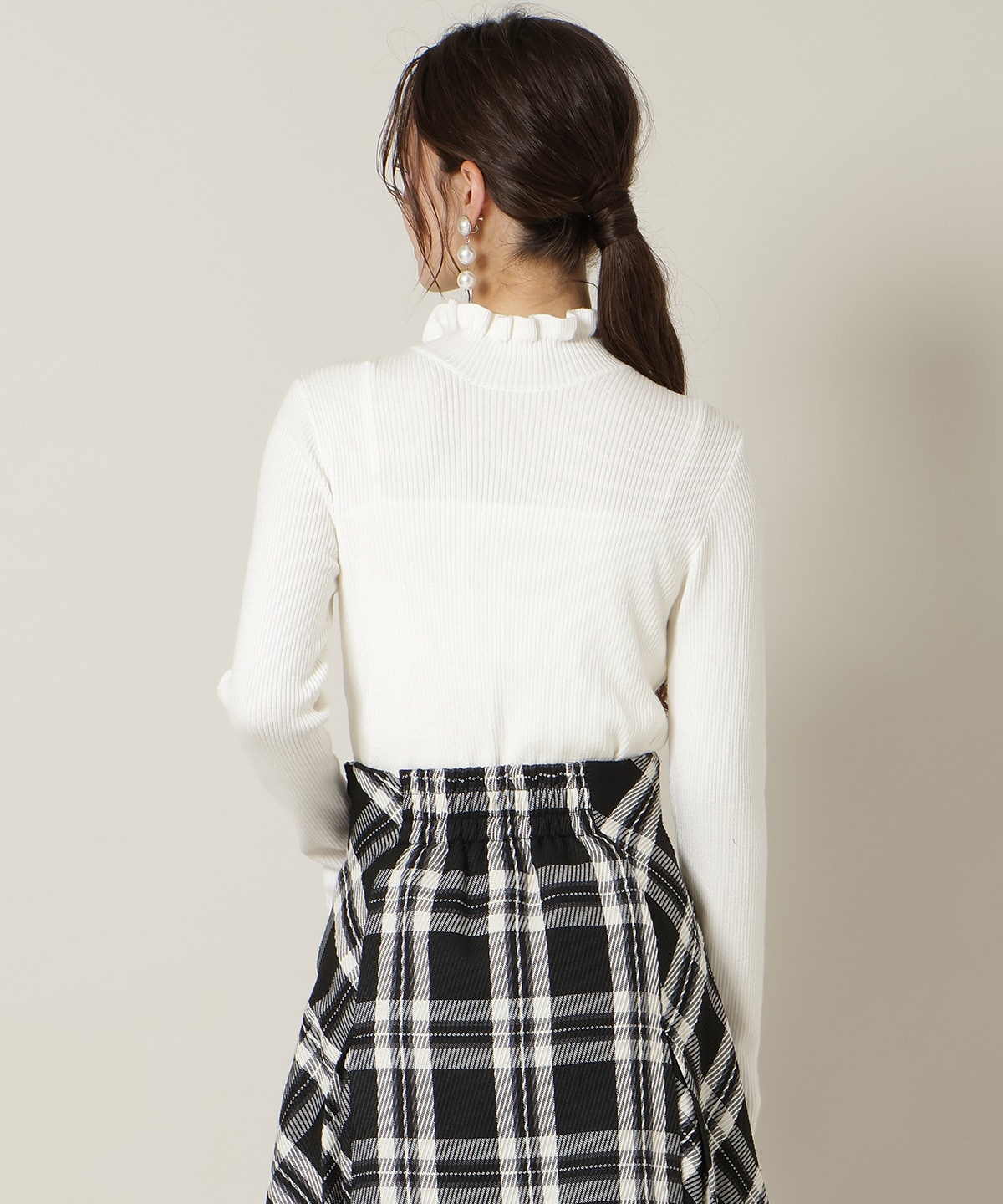 フリルネックプルオーバー