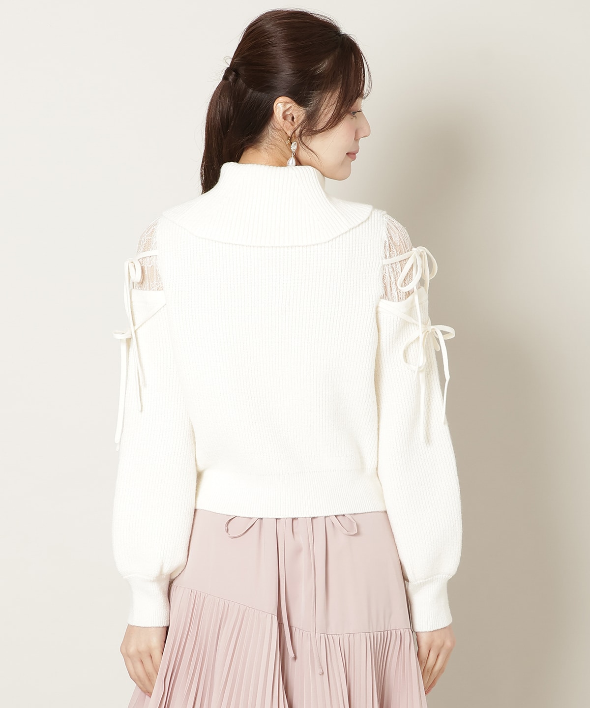 レースショルダーオフタートルニット