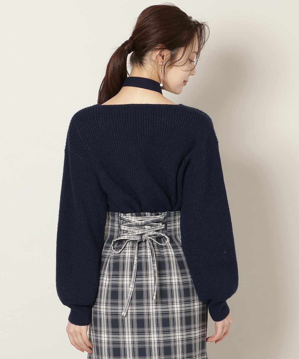 Vネックチョーカーリブニット