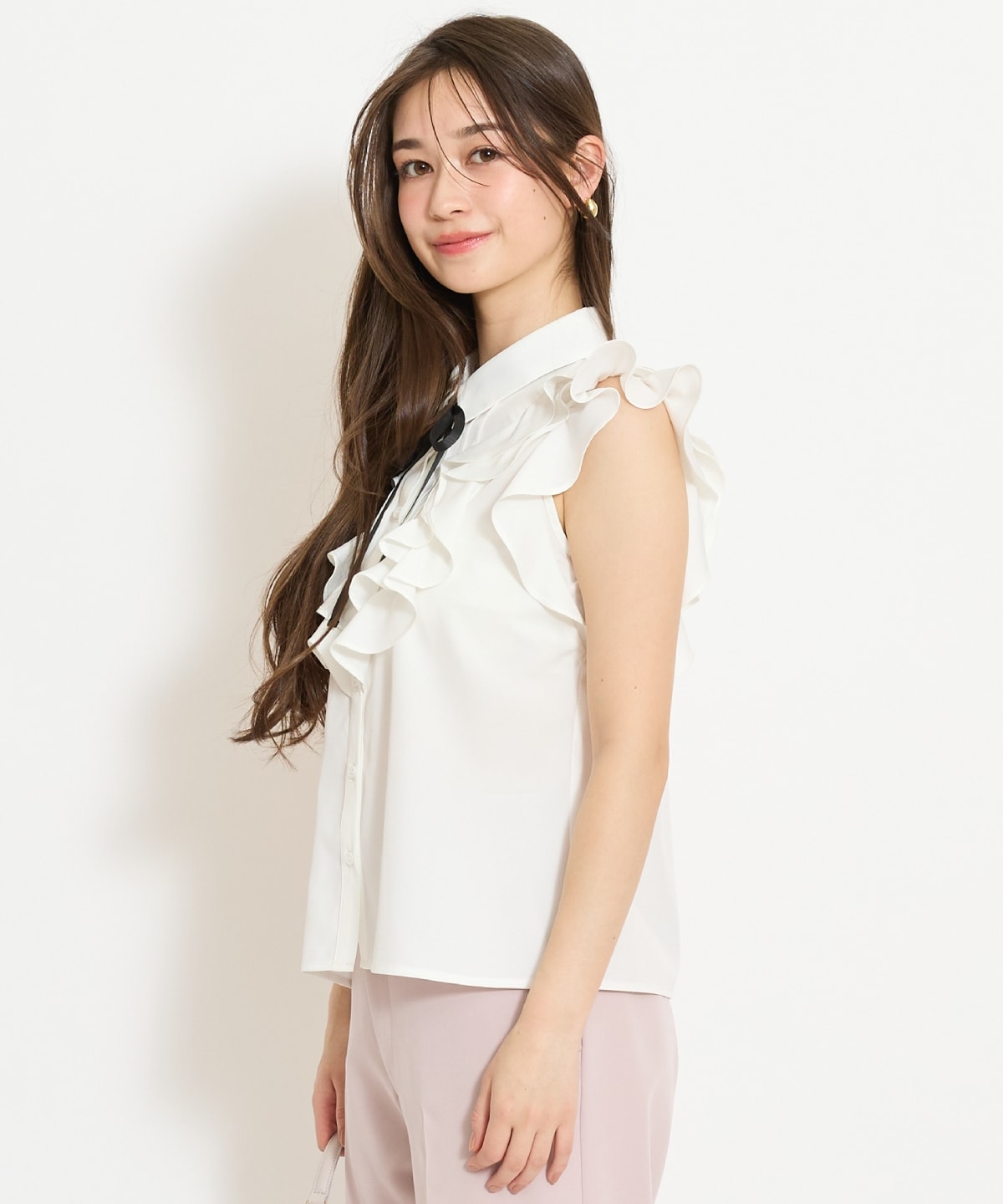 ラッフルフリルノースリーブブラウス