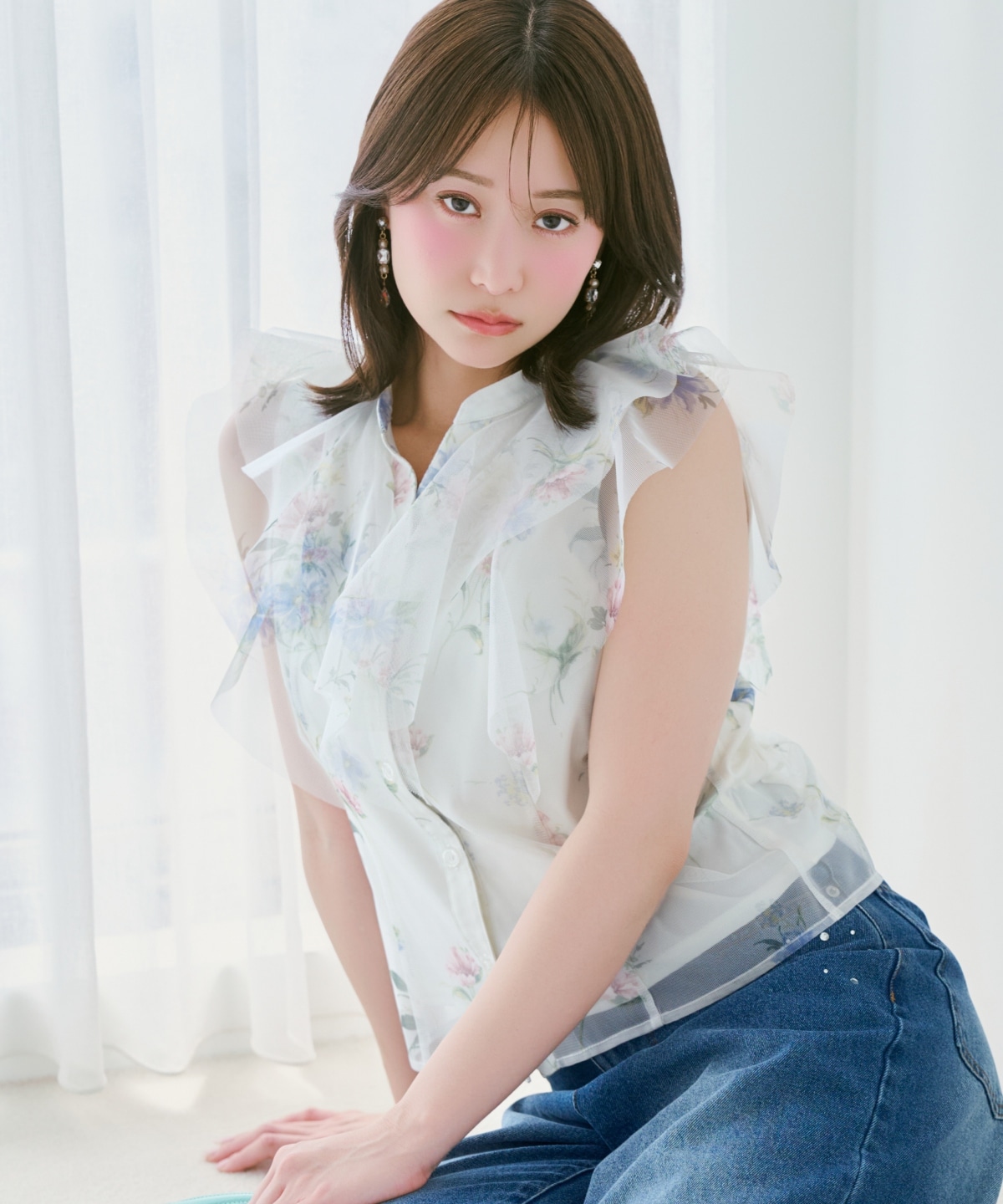 フラワーメッシュラッフルブラウス