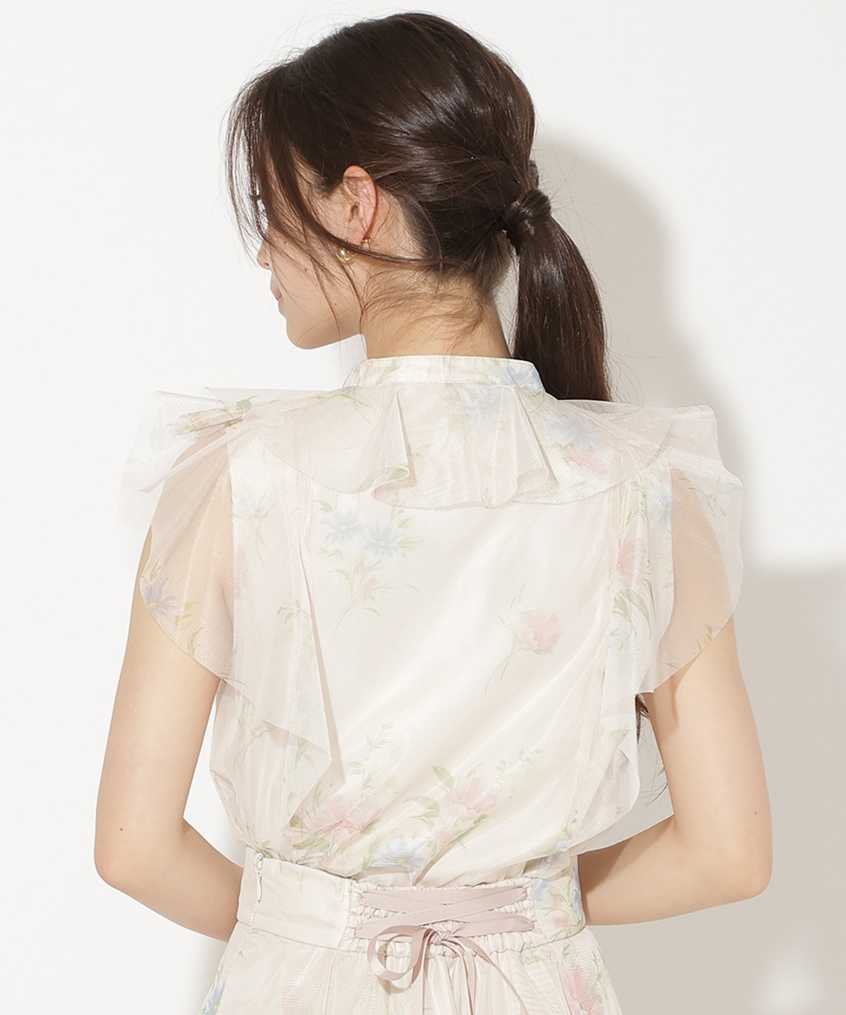 フラワーメッシュラッフルブラウス