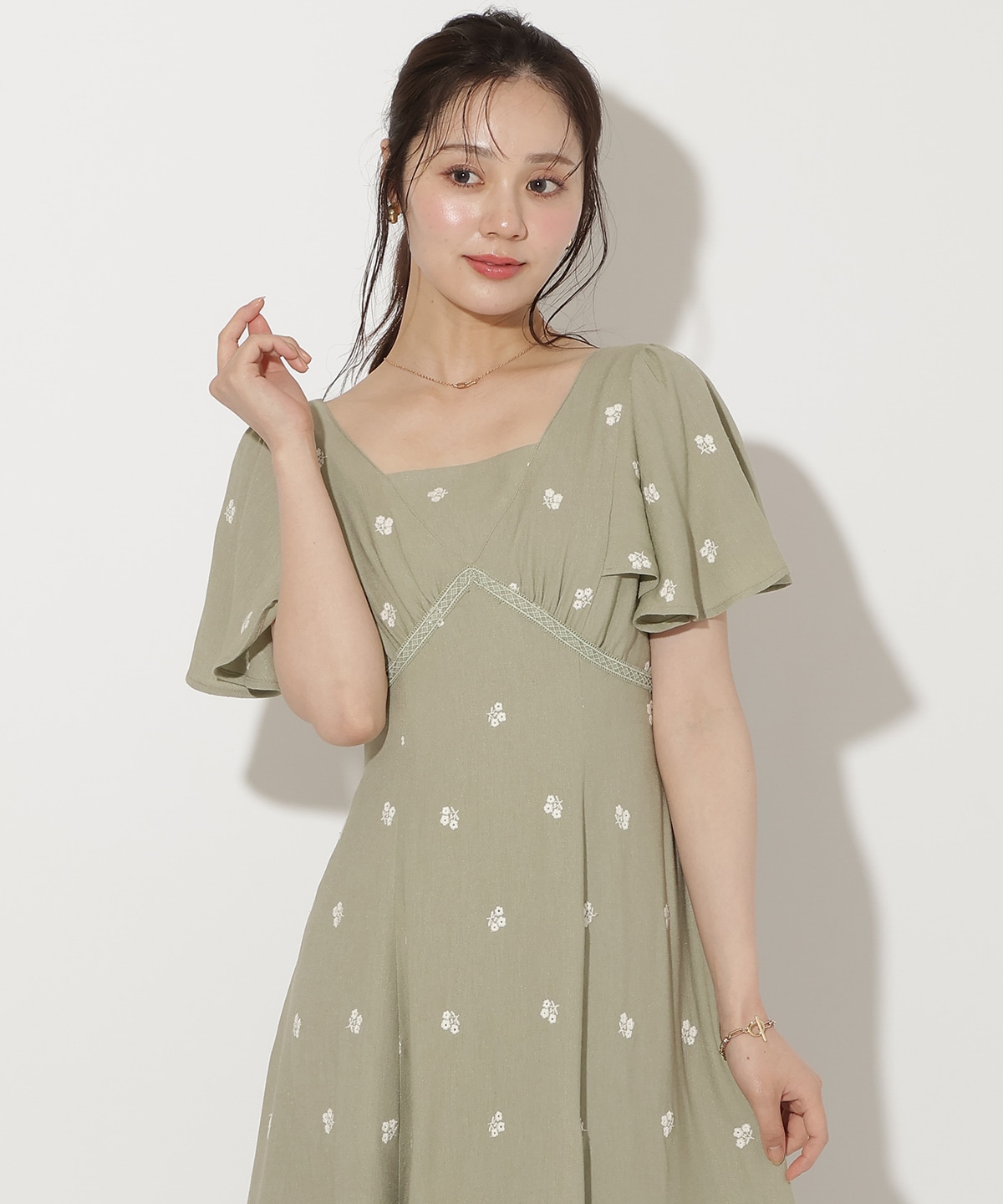 小花刺繍フレアスリーブワンピース