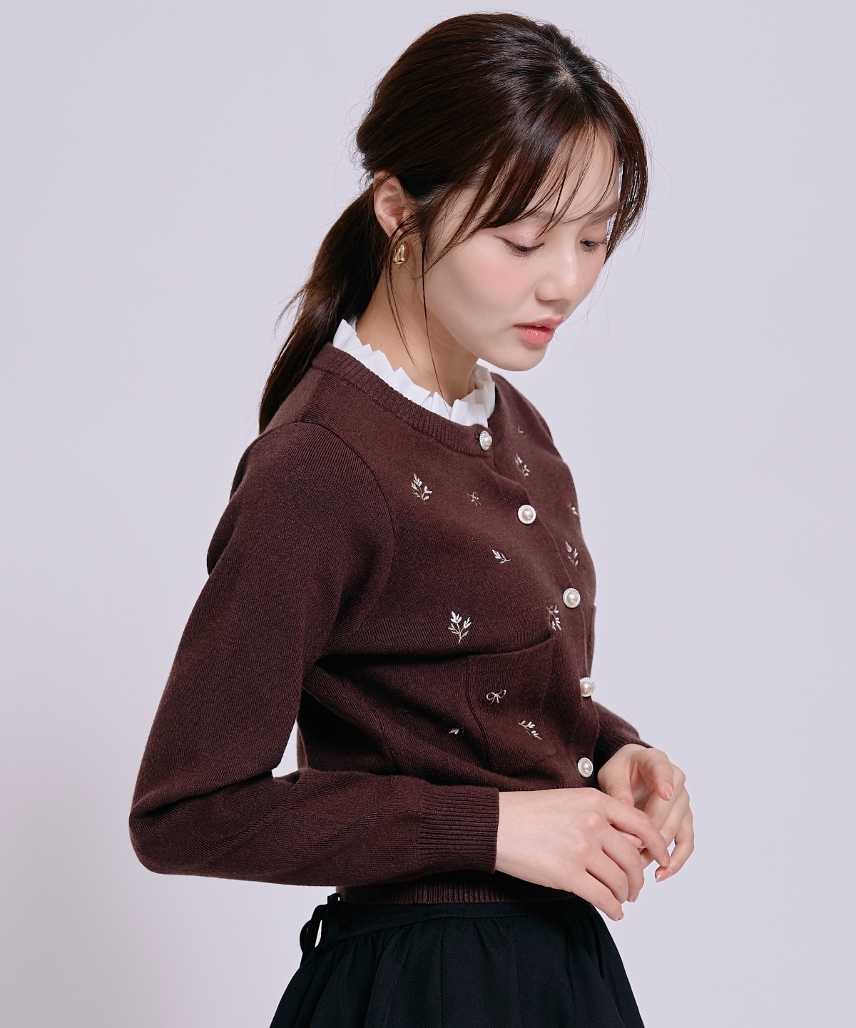 モチーフ刺繍フリルカラーカーディガン