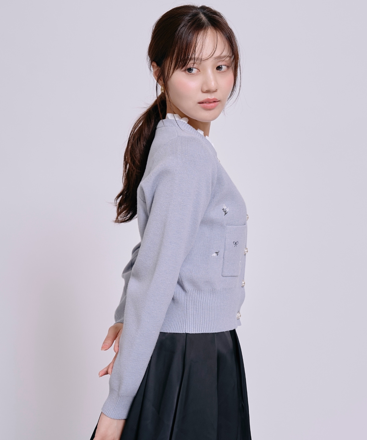 モチーフ刺繍フリルカラーカーディガン