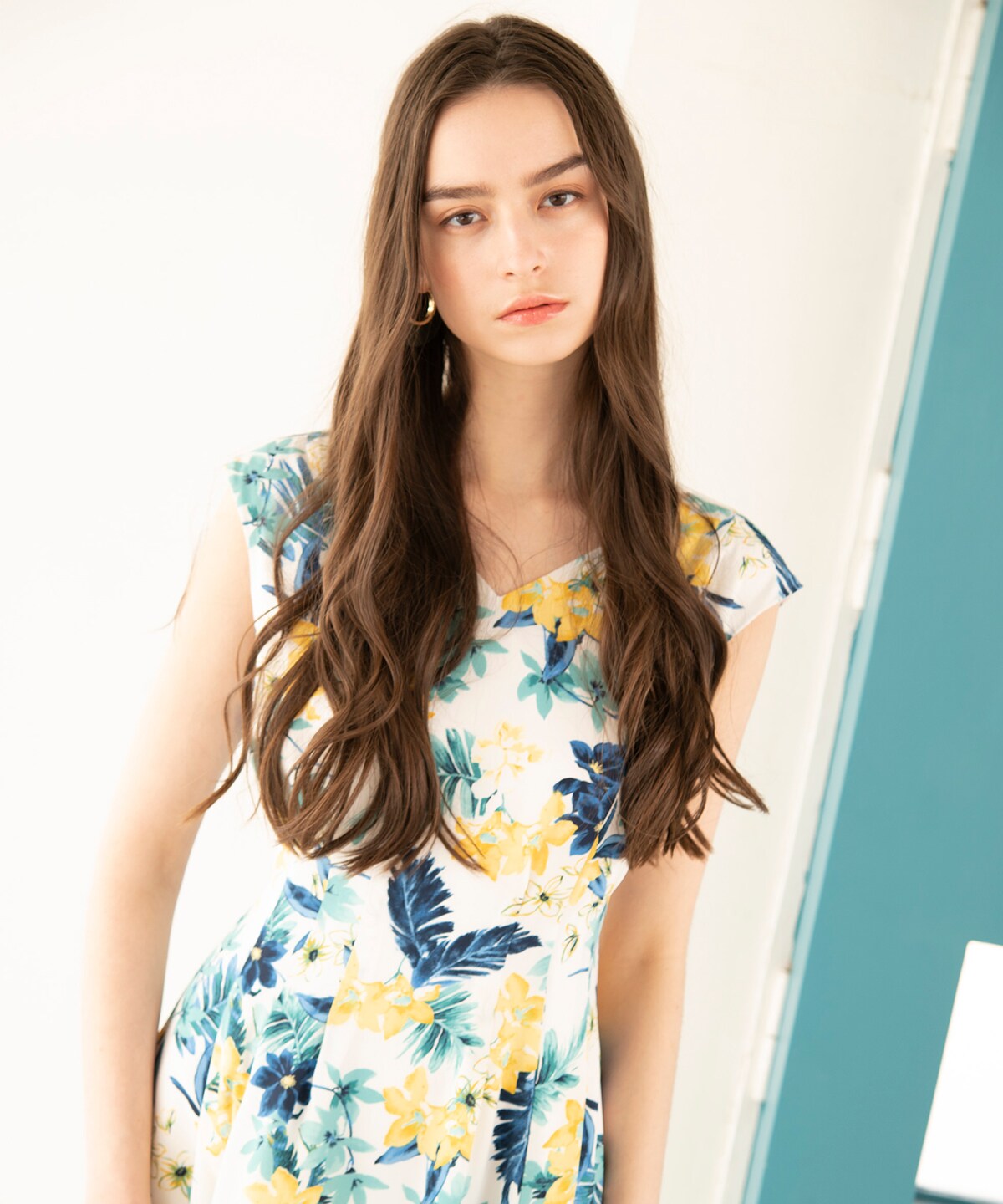 トロピカルプリントタックフレアワンピース M 白系花柄 And Couture 公式オンラインショップ バーンデストローズ