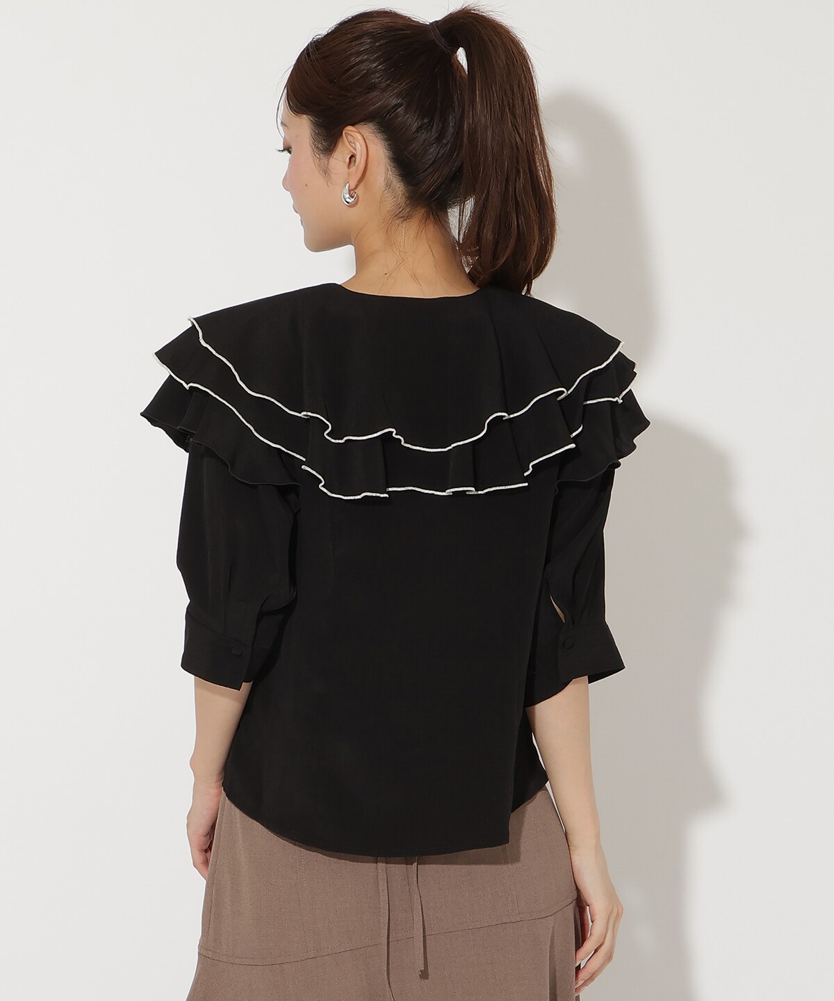 ラッフルハーフスリーブブラウス