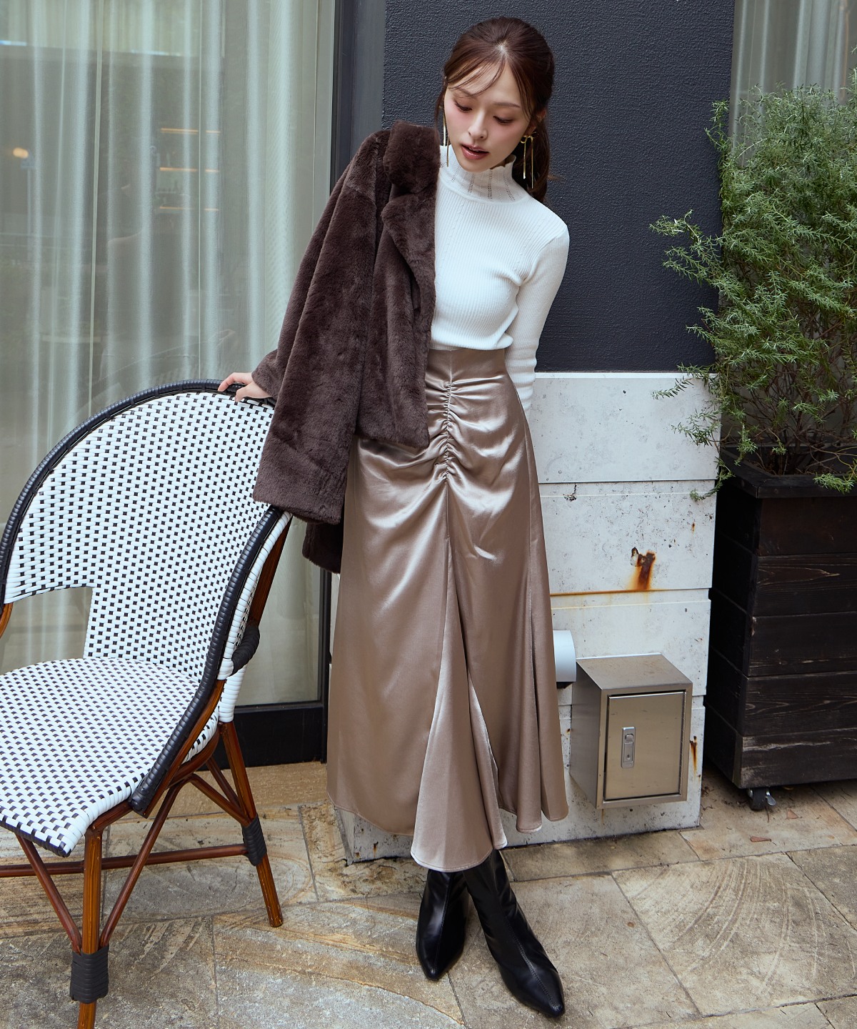 ワンサイドシャーリングサテンスカート