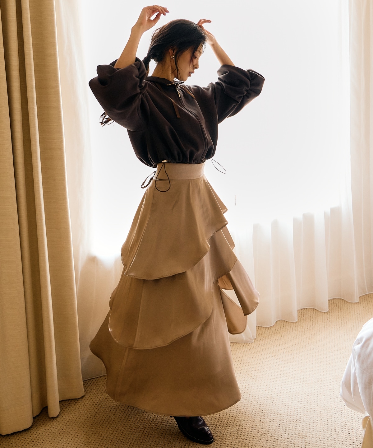 サテンアシメフリルティアードスカート