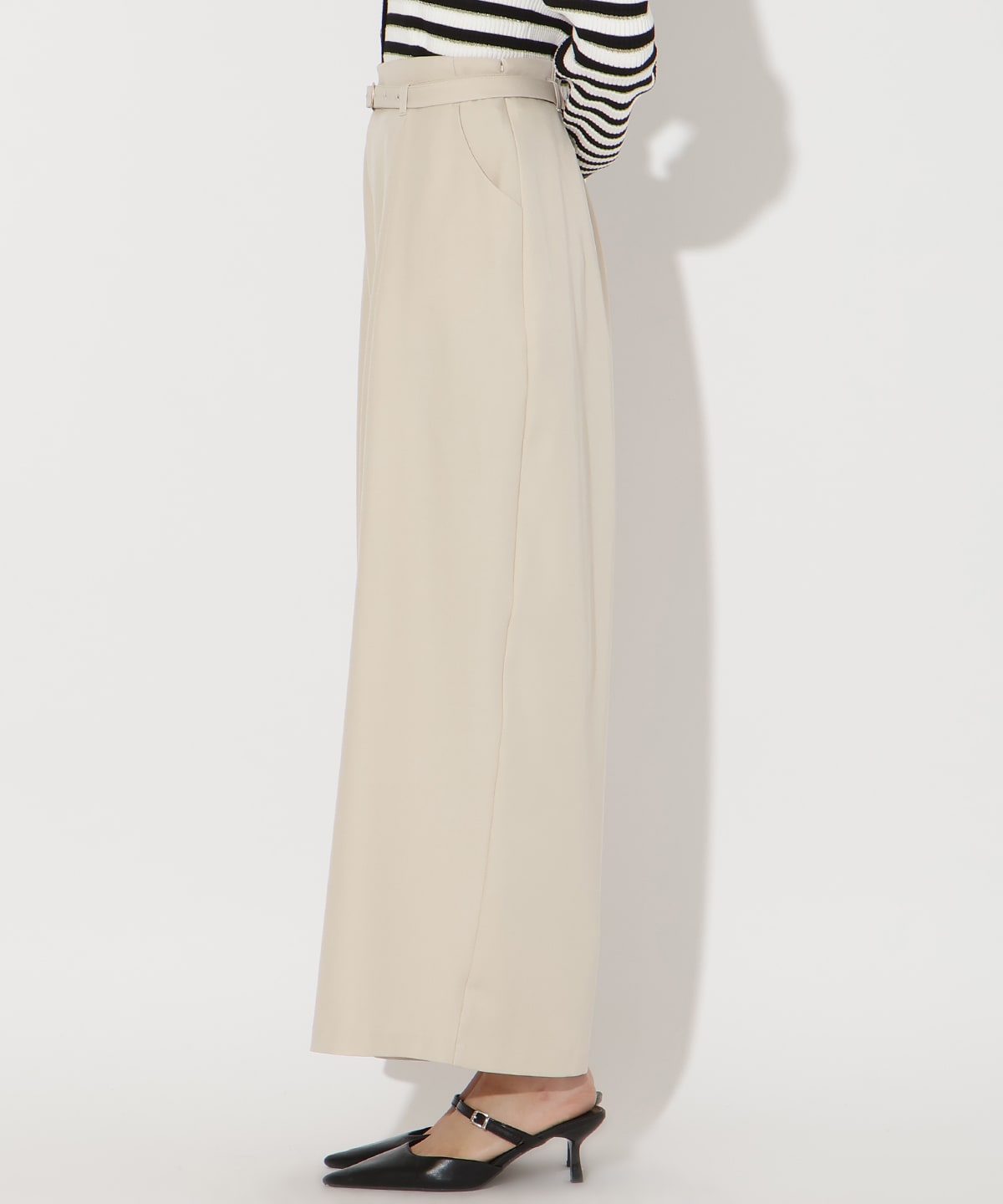 タックワイドパンツ