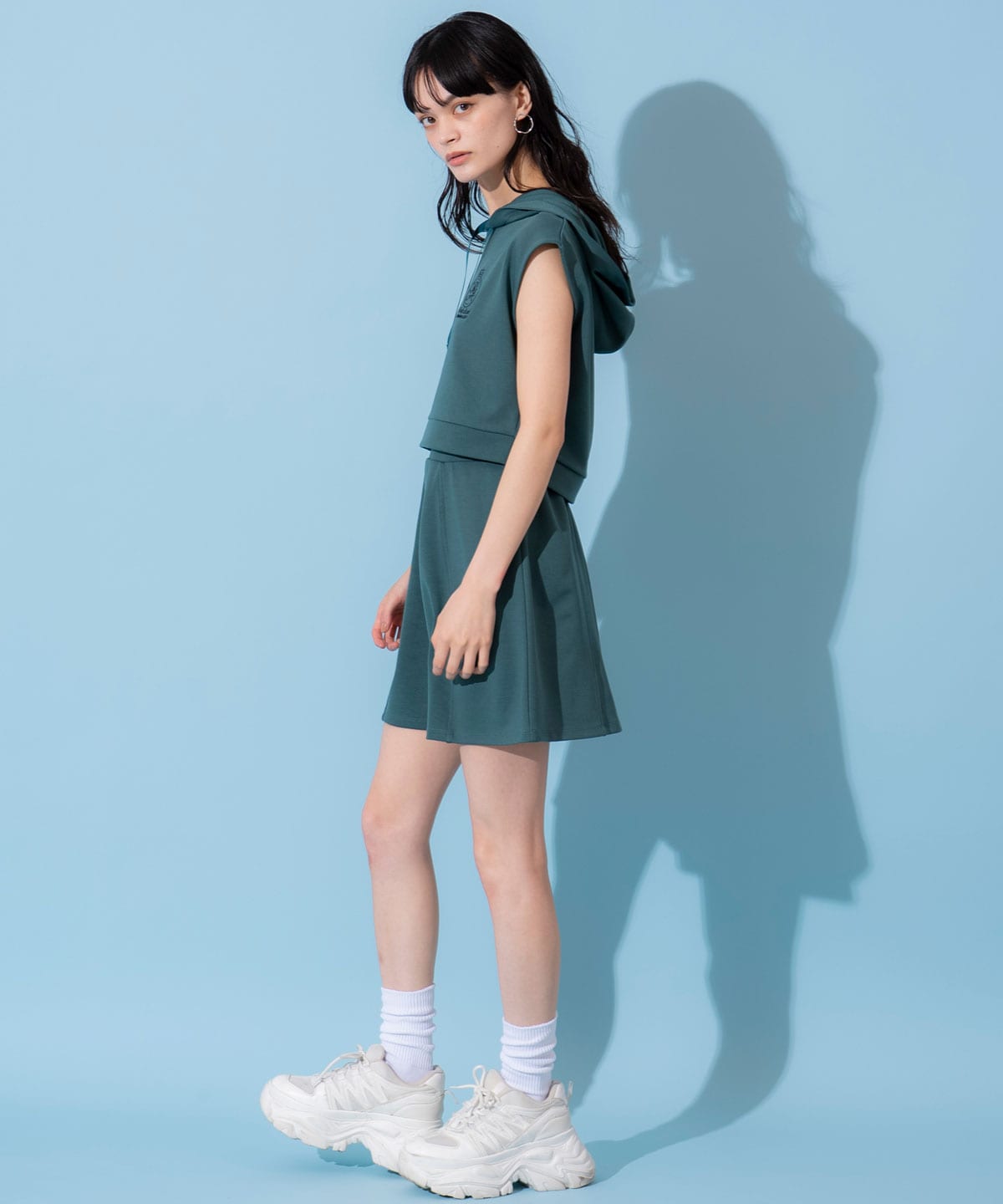 エンブレム刺繍フーディー×フレアスカートセットアップ