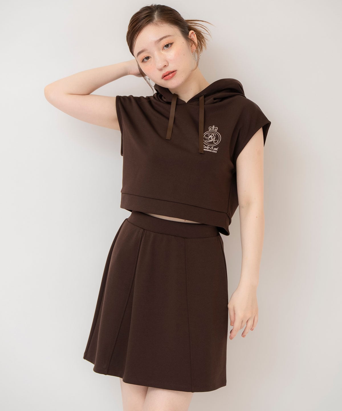エンブレム刺繍フーディー×フレアスカートセットアップ