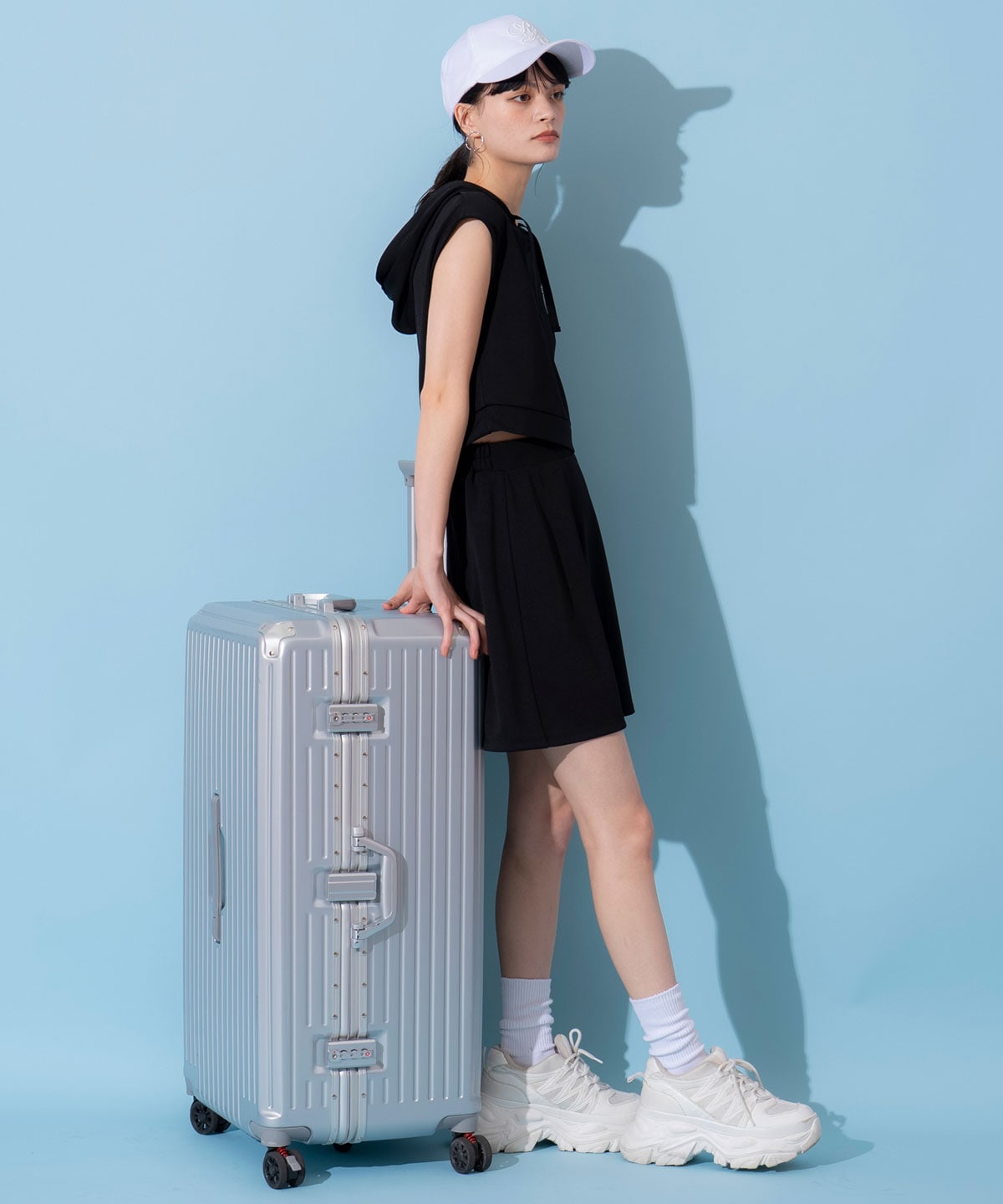 エンブレム刺繍フーディー×フレアスカートセットアップ