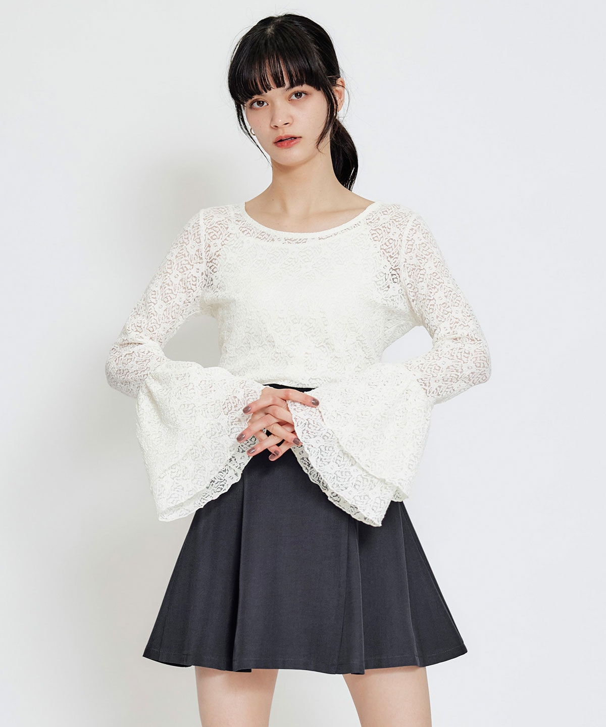 ボリュームスリーブシアーレースブラウス×ベーシックキャミソール