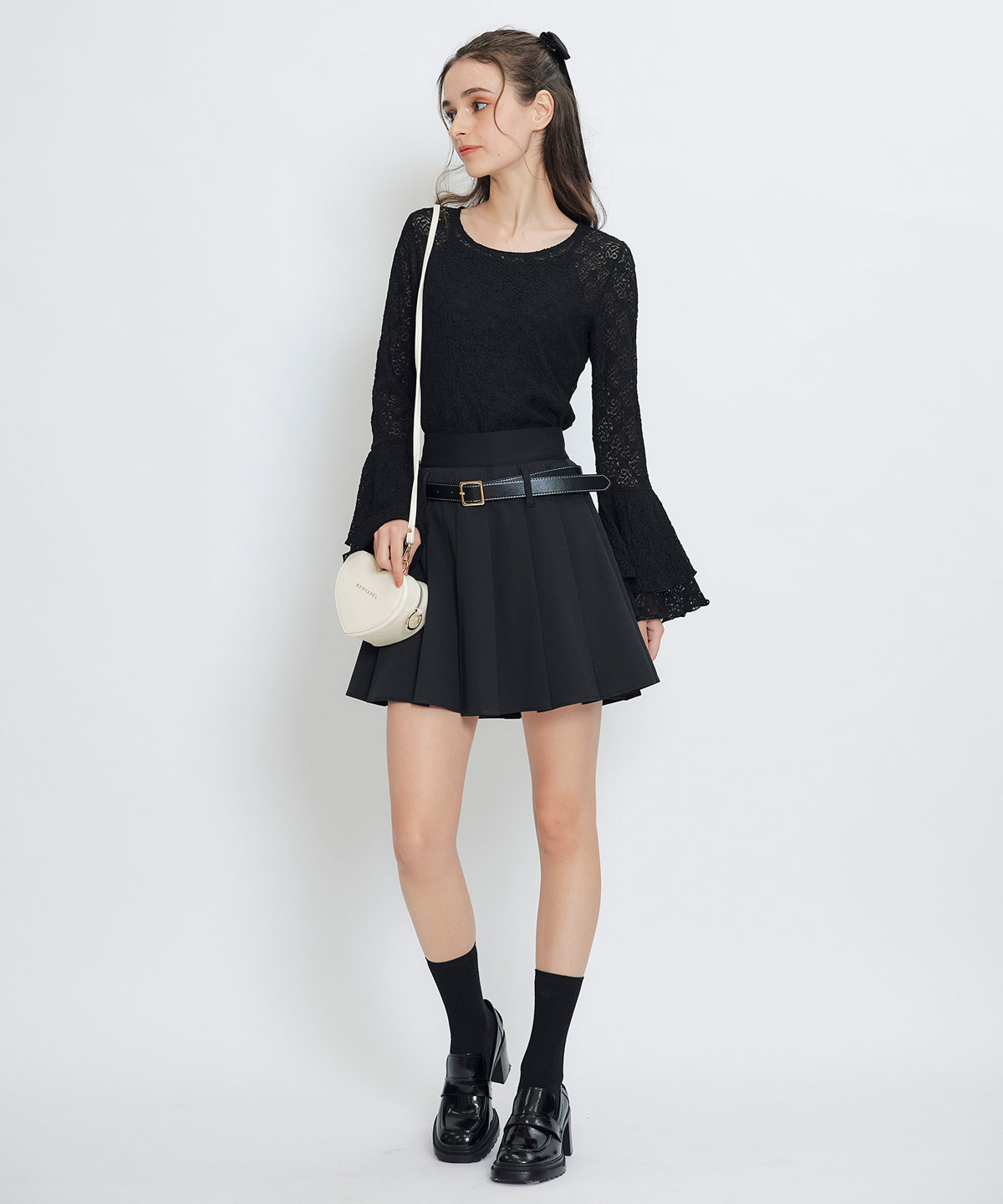 ボリュームスリーブシアーレースブラウス×ベーシックキャミソール