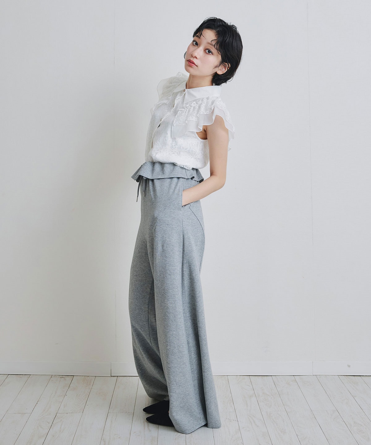 フォルムラインフレアパンツ