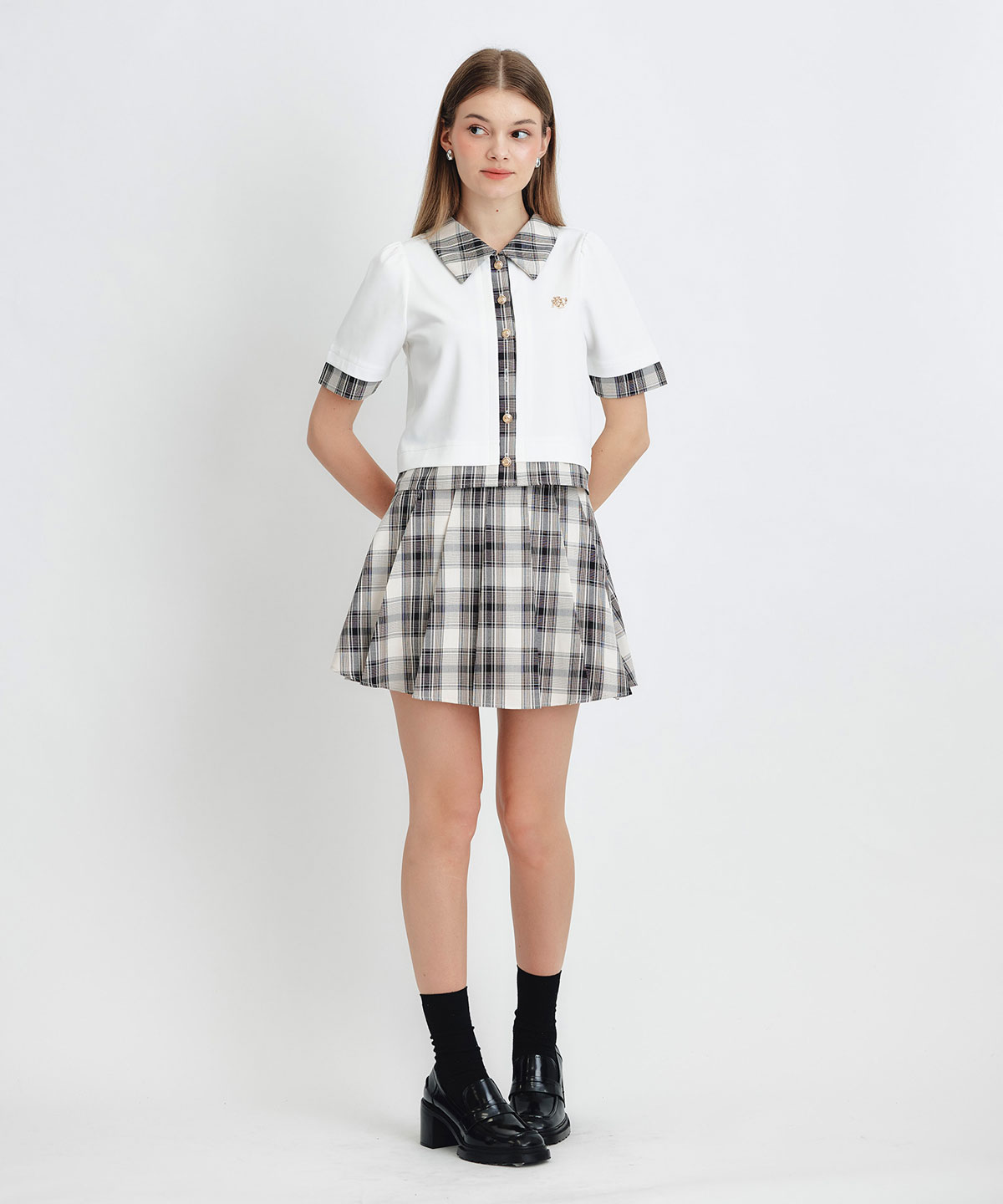 ロゴブローチブラウス×チェックプリーツミニスカートセットアップ