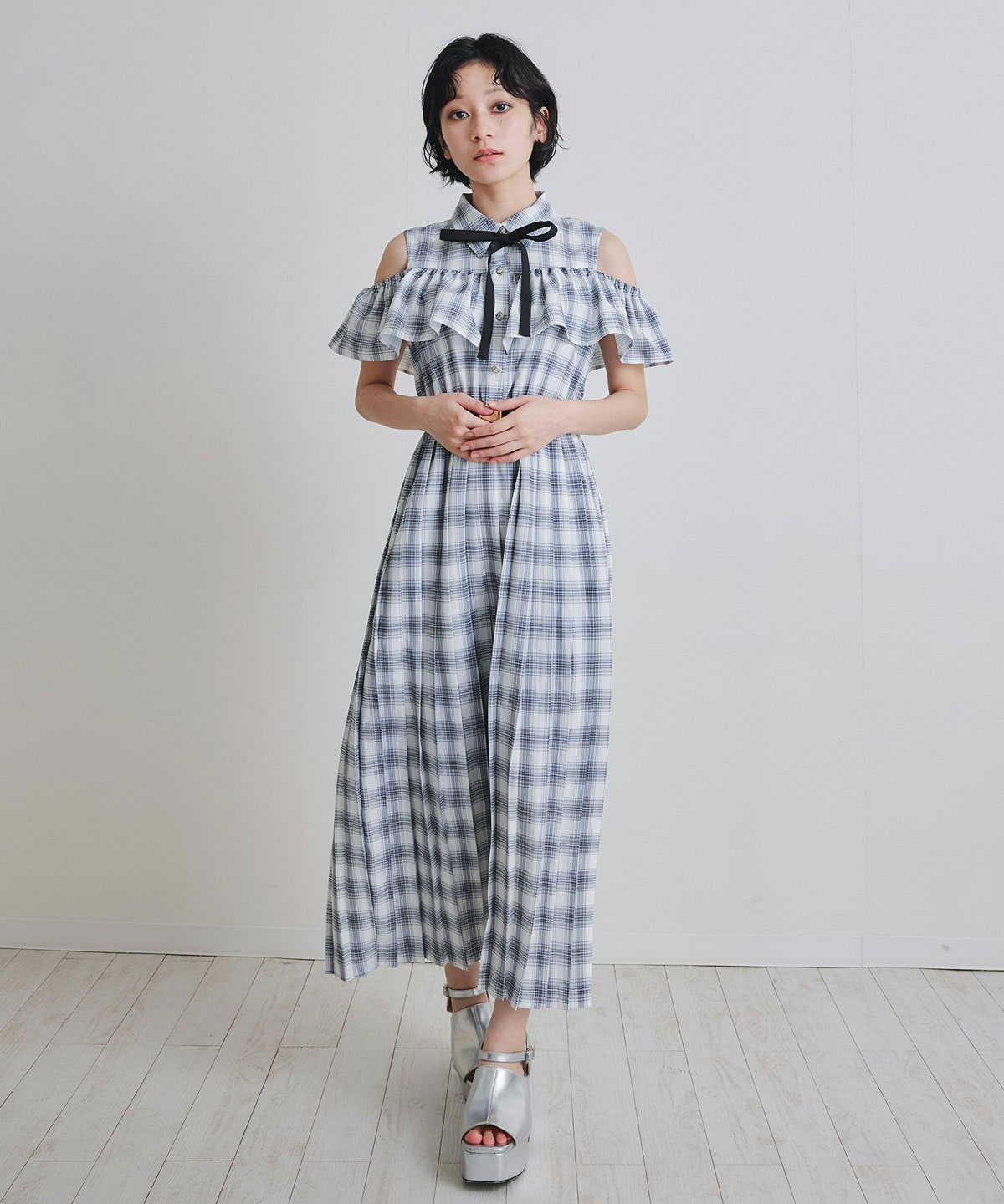 オープンショルダーチェックプリーツロングワンピース