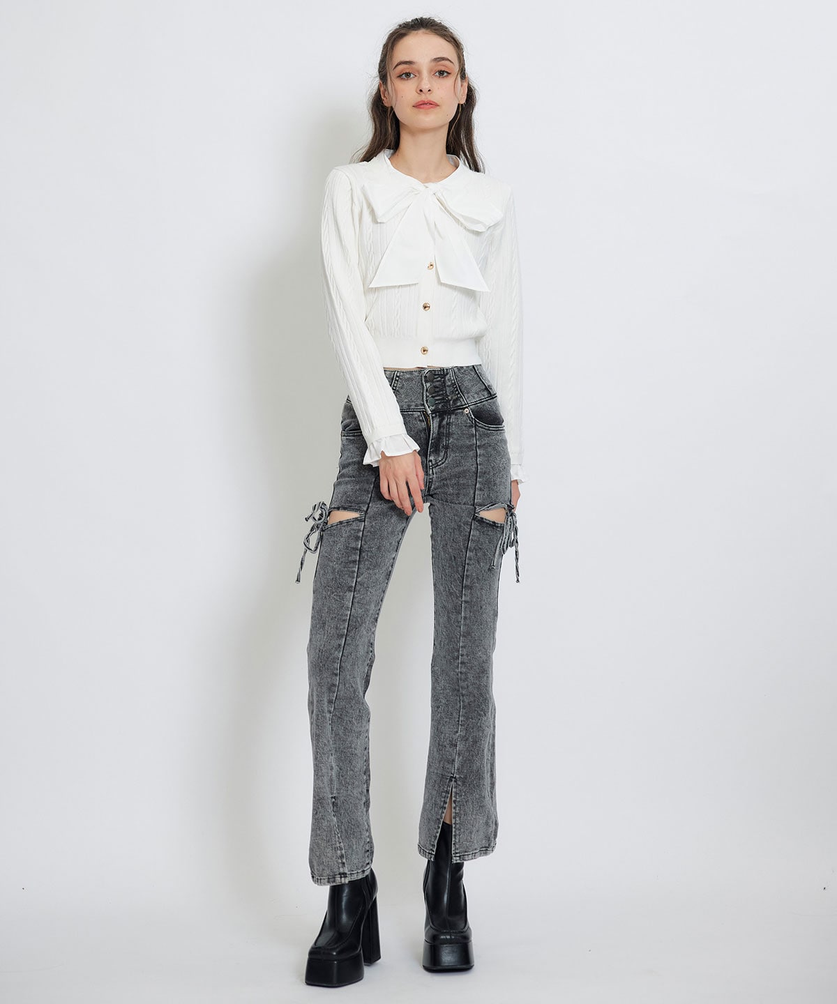 エンブレムボタンケーブルリボンタイニットトップス