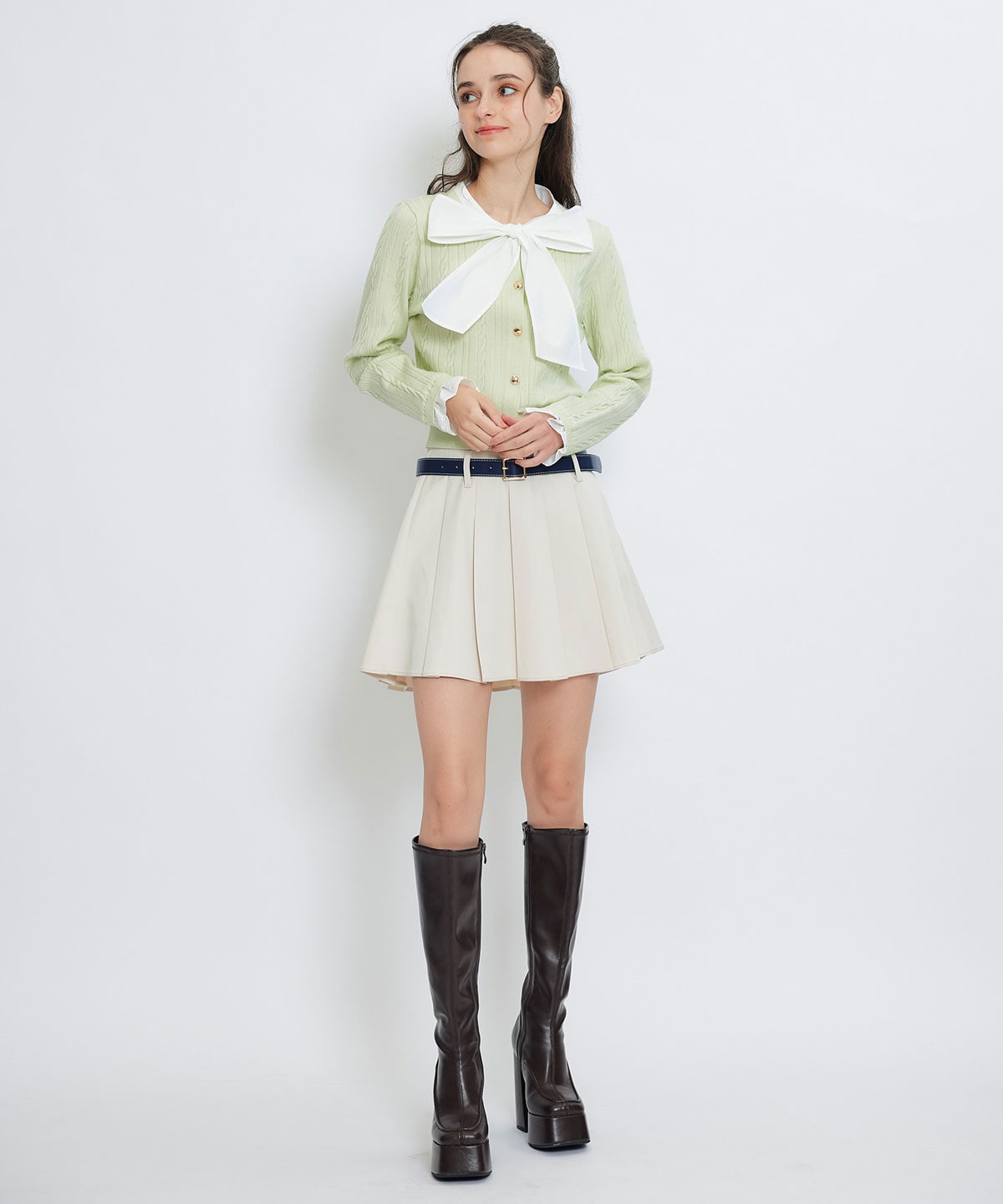 エンブレムボタンケーブルリボンタイニットトップス