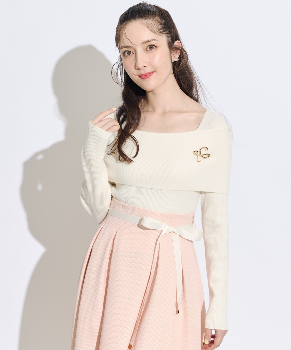 セレクトモチーフブローチ付きオフショルラメニットプルオーバー