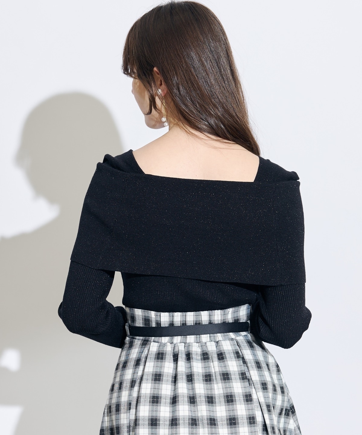 セレクトモチーフブローチ付きオフショルラメニットプルオーバー