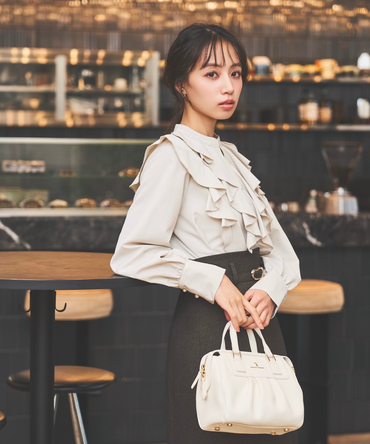 パールボタン付フリルブラウス