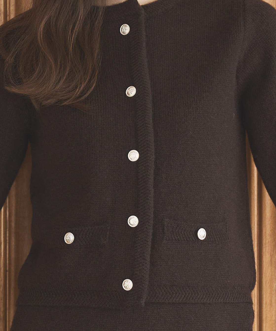 金ボタン付ニットセットアップ