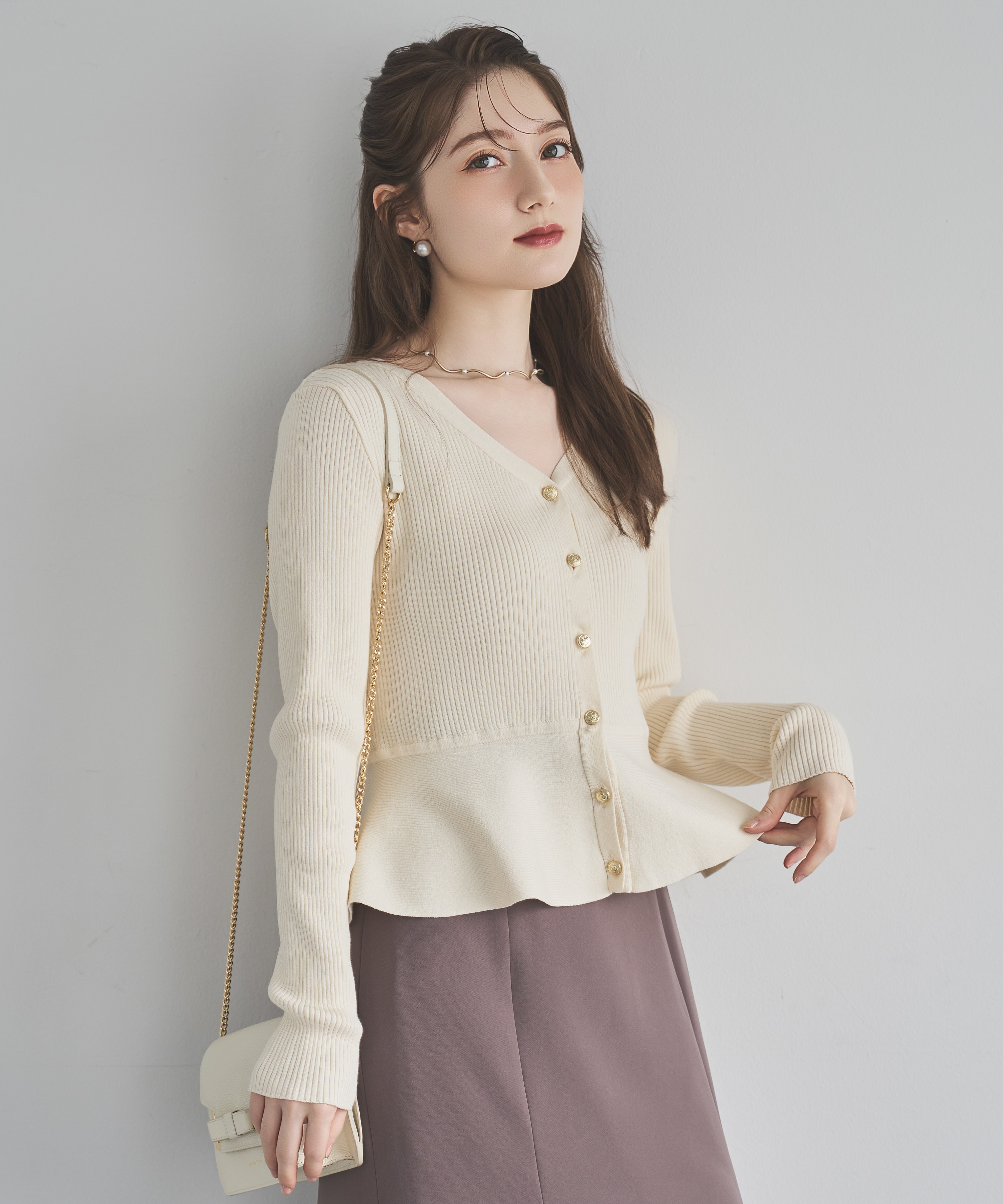 ペプラムリブ金ボタンニット