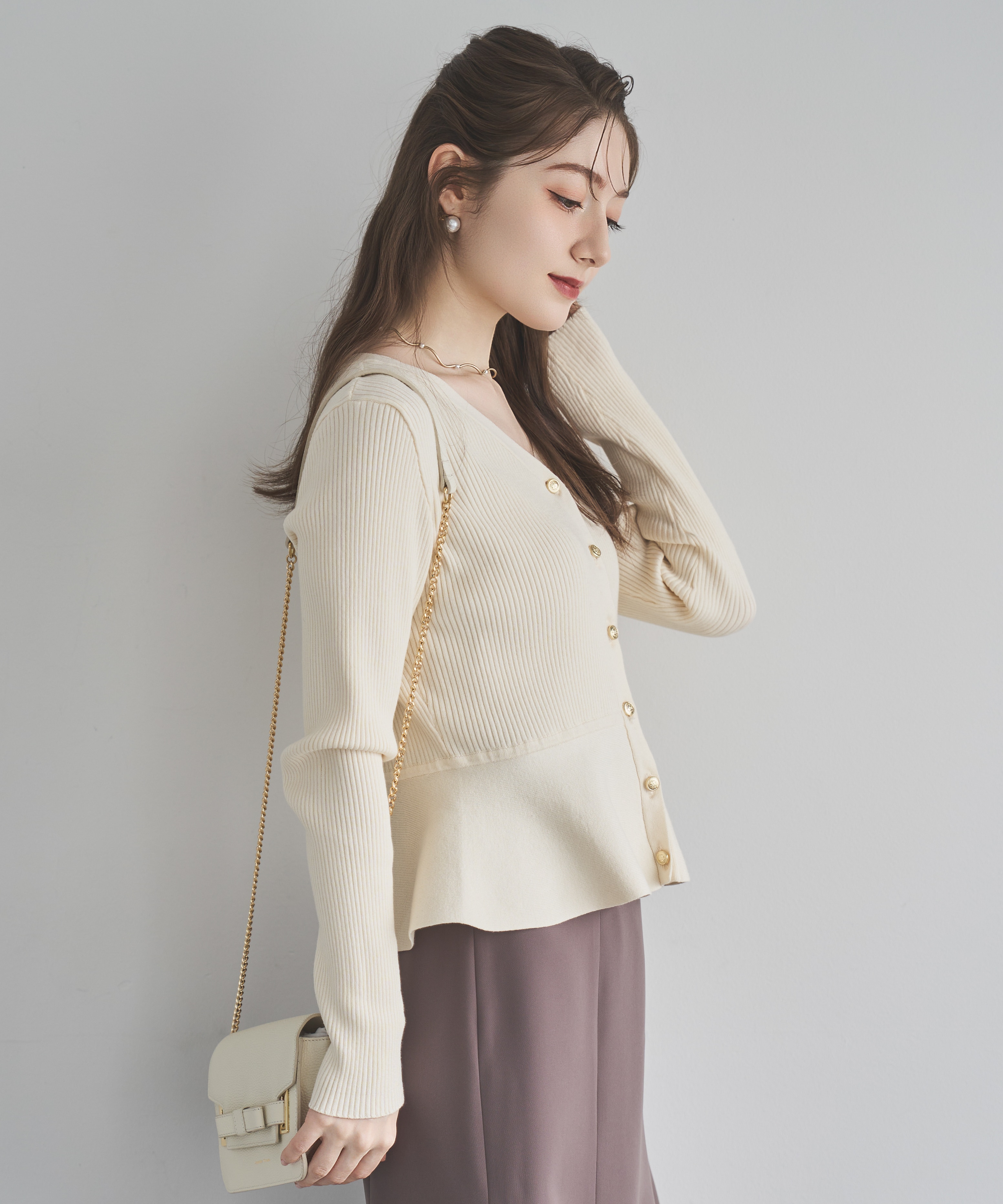 ペプラムリブ金ボタンニット