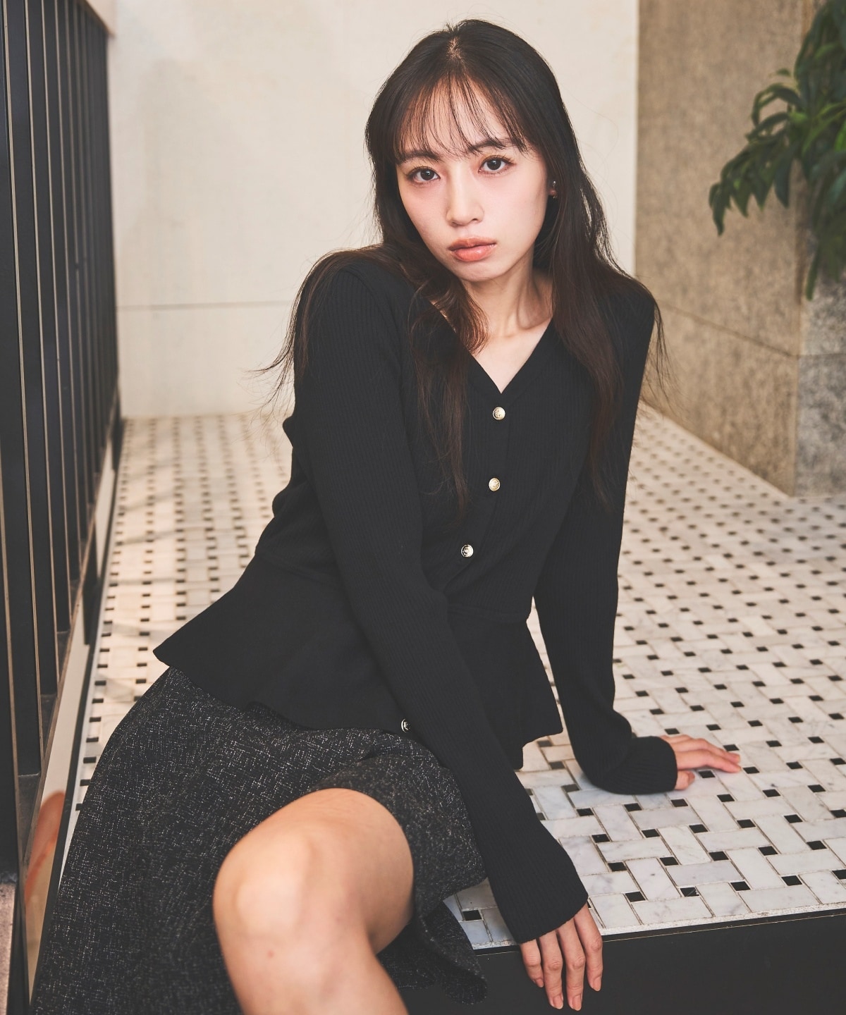 ペプラムリブ金ボタンニット