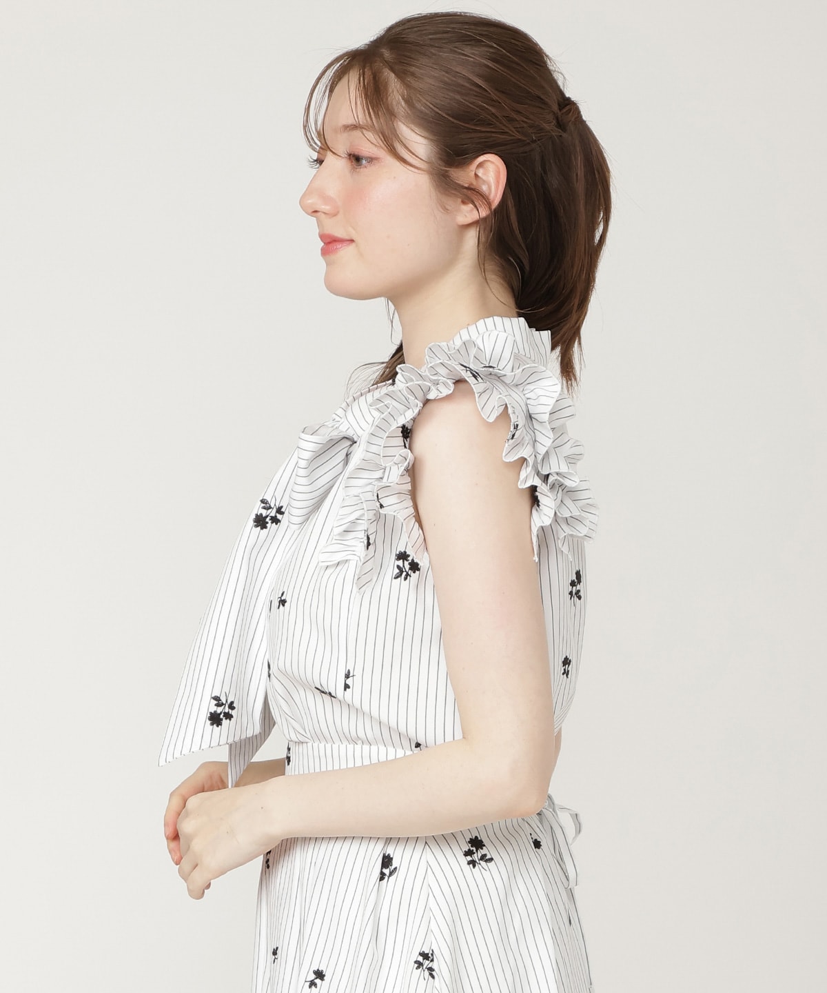 【7/3発売】ストライプ×フラワー刺繍2WAYフリルブラウス