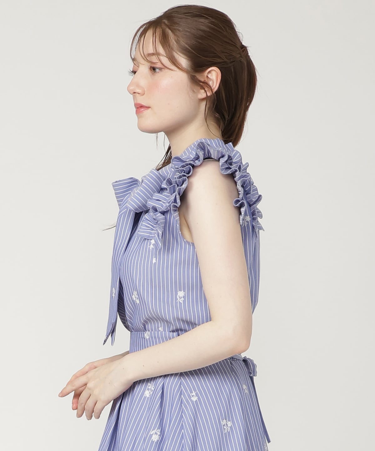 【7/3発売】ストライプ×フラワー刺繍2WAYフリルブラウス