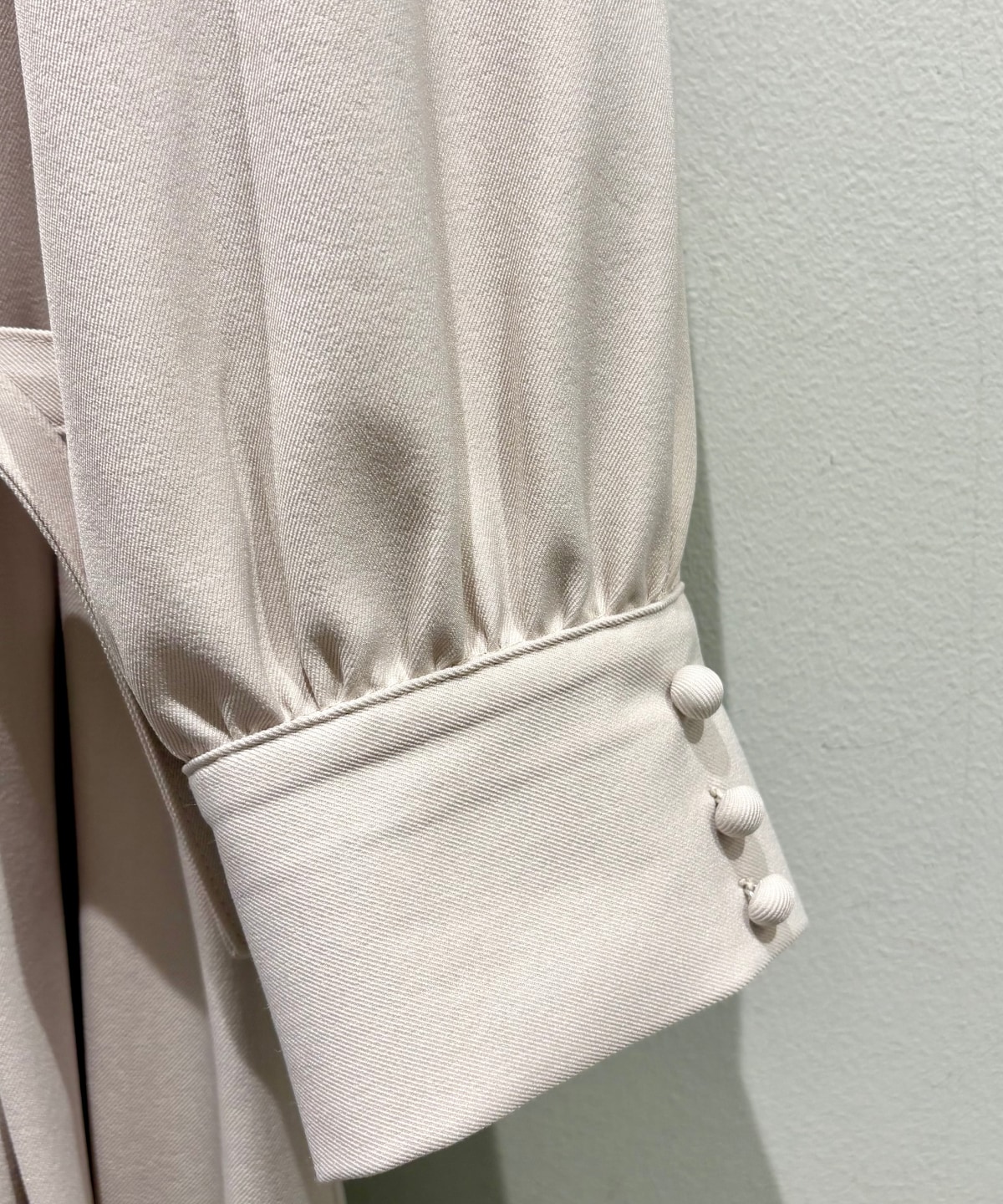 リボンタイ付き白襟タックフレアワンピース