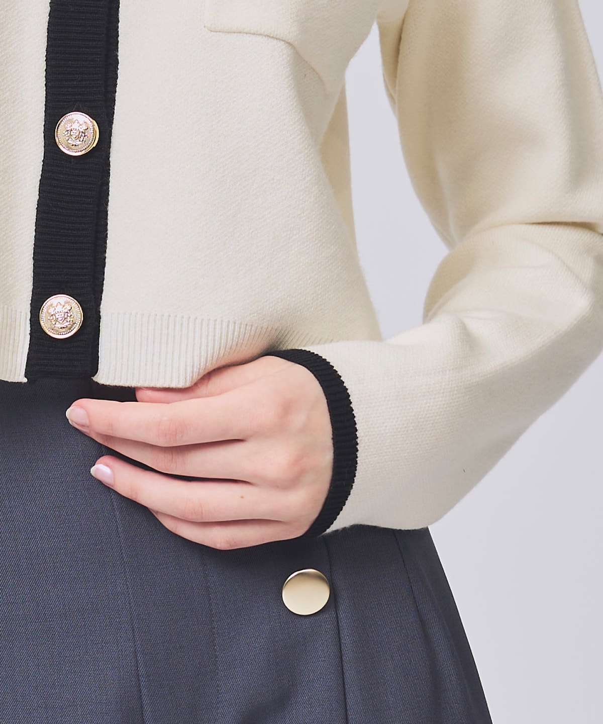 【1/30(Fri)発売開始】金ボタンクルーネックカーディガン