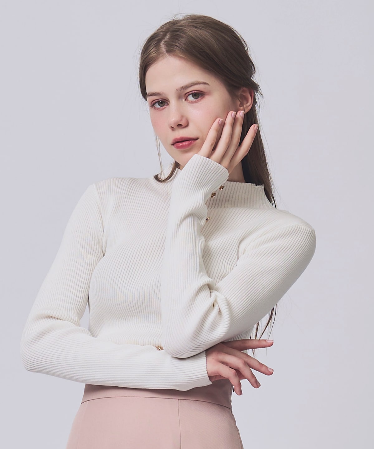 【1/30(Fri)発売開始】金ボタン付きモックネックリブニット