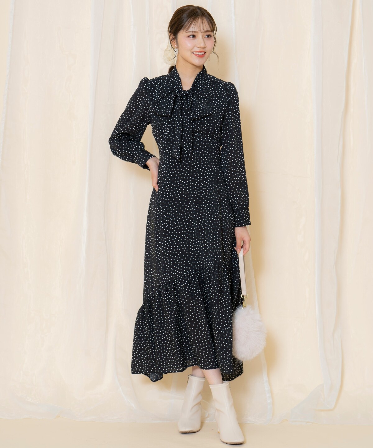 ドット柄ギャザーヘムボウタイワンピース