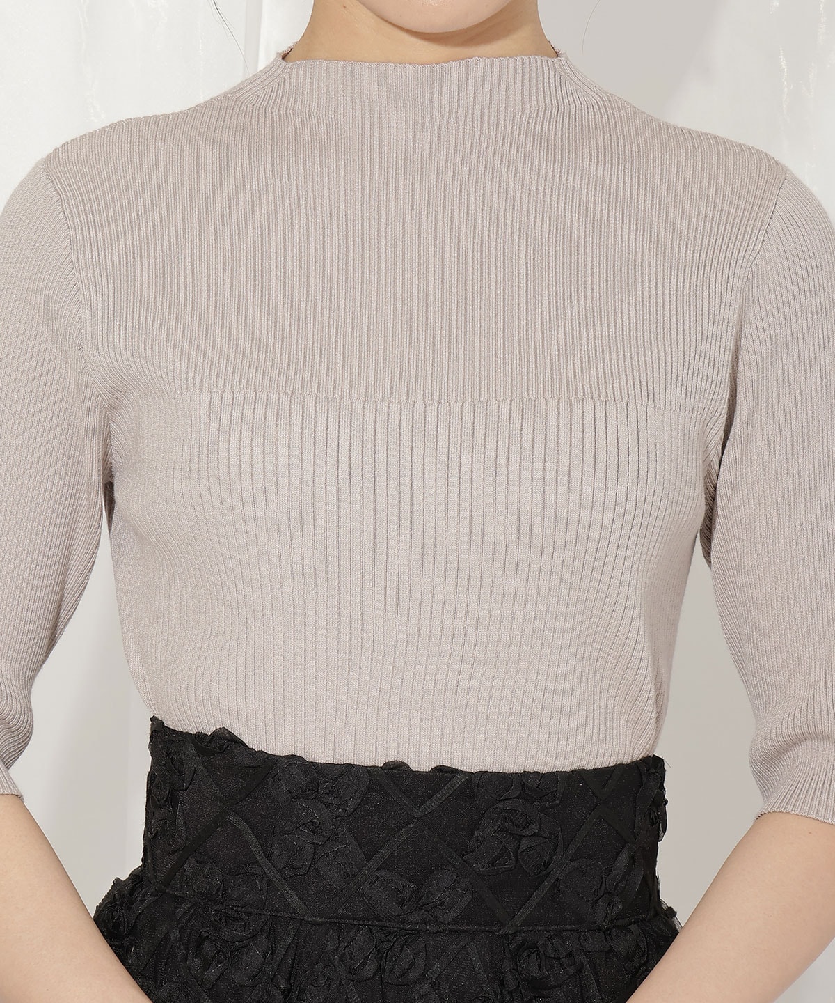 袖口ボタンボトルネックリブニット