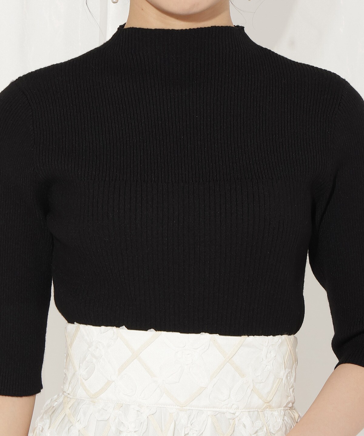 袖口ボタンボトルネックリブニット