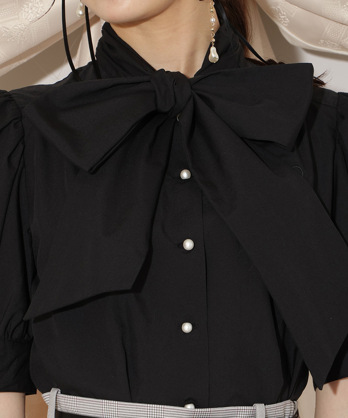 モノグラム刺しゅうリボンタイブラウス