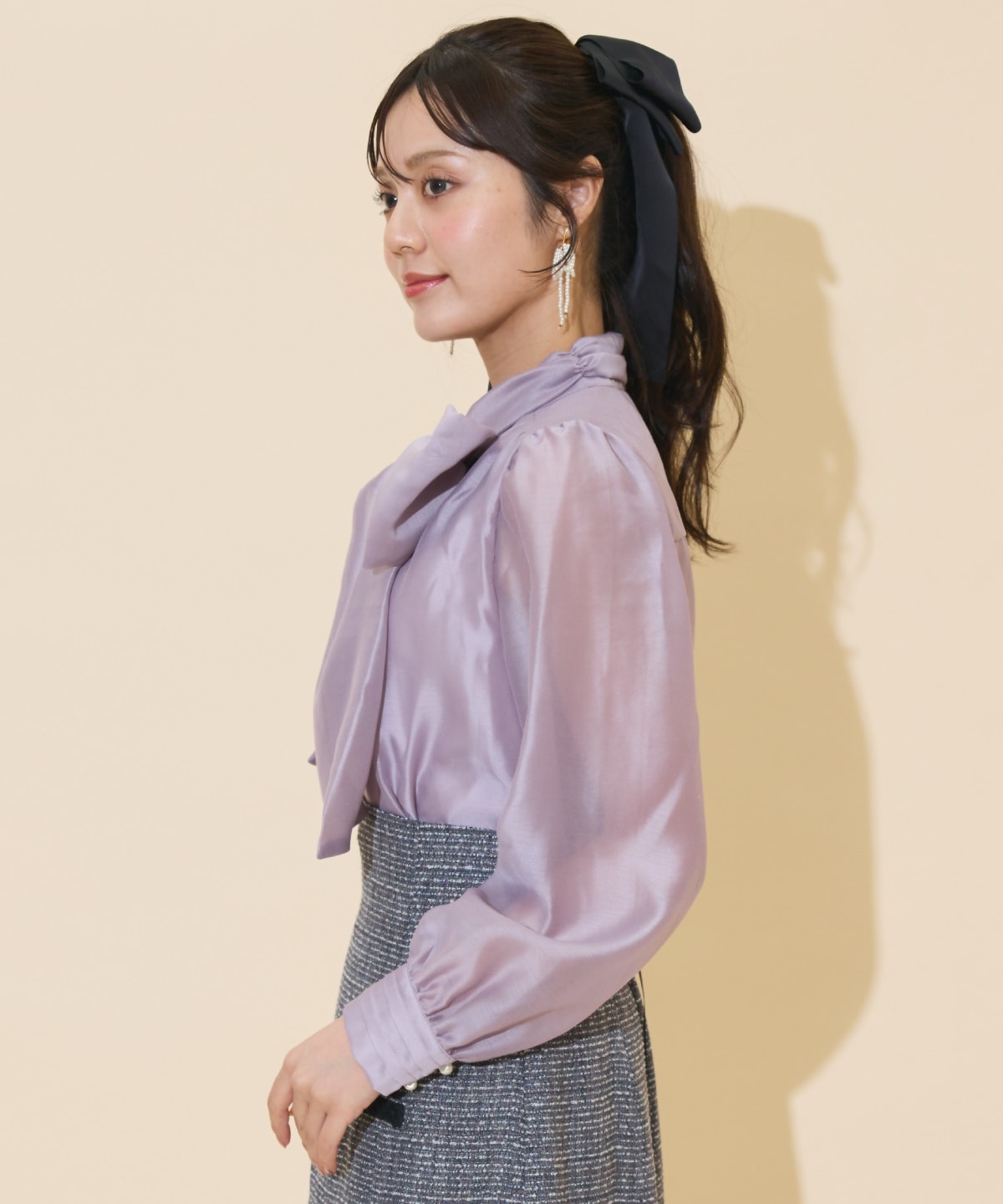 ボリュームリボンタイブラウス